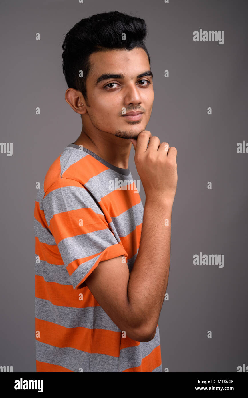 Junge Inder gegen grauer Hintergrund Stockfoto