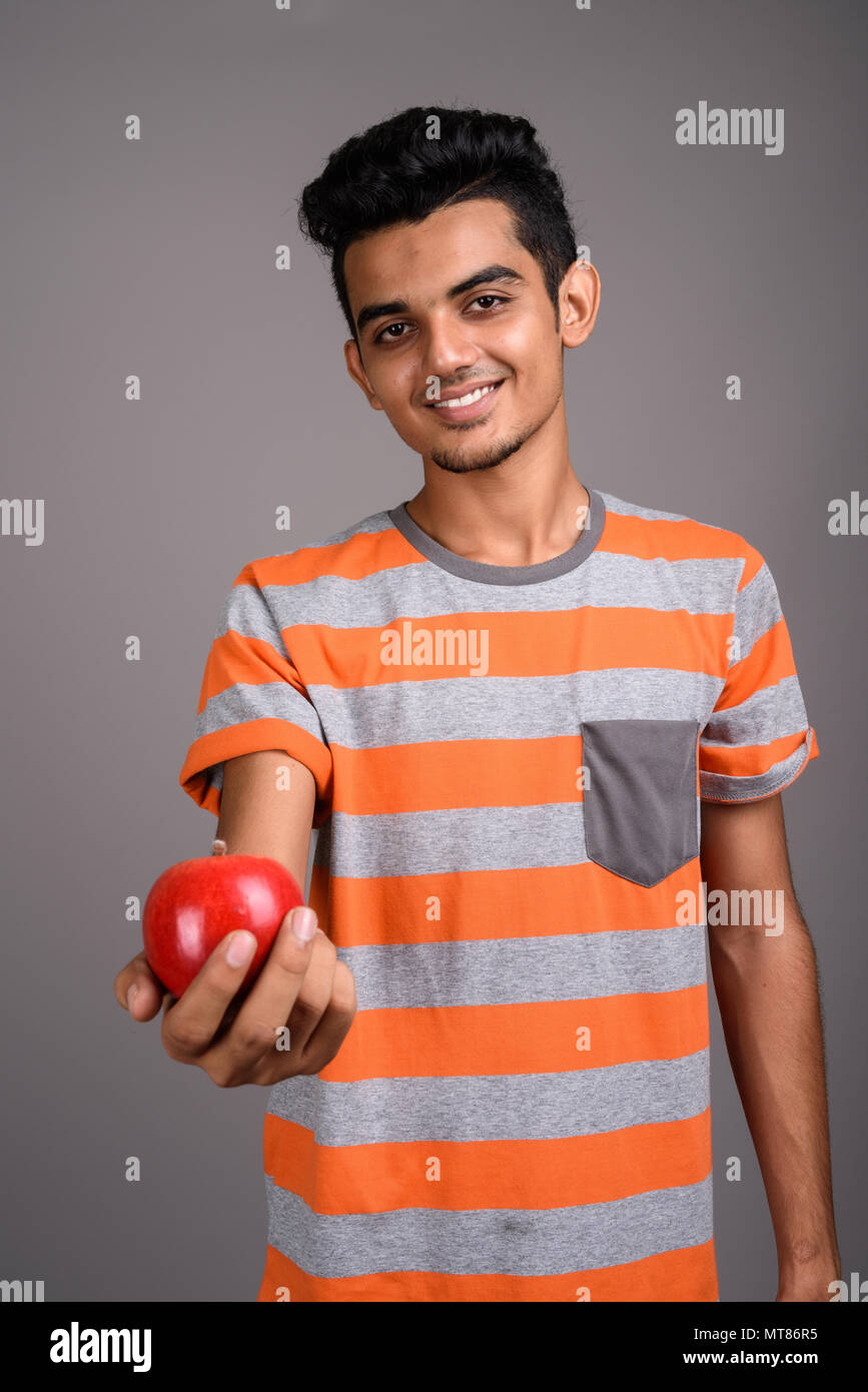 Junge Inder gegen grauer Hintergrund Stockfoto