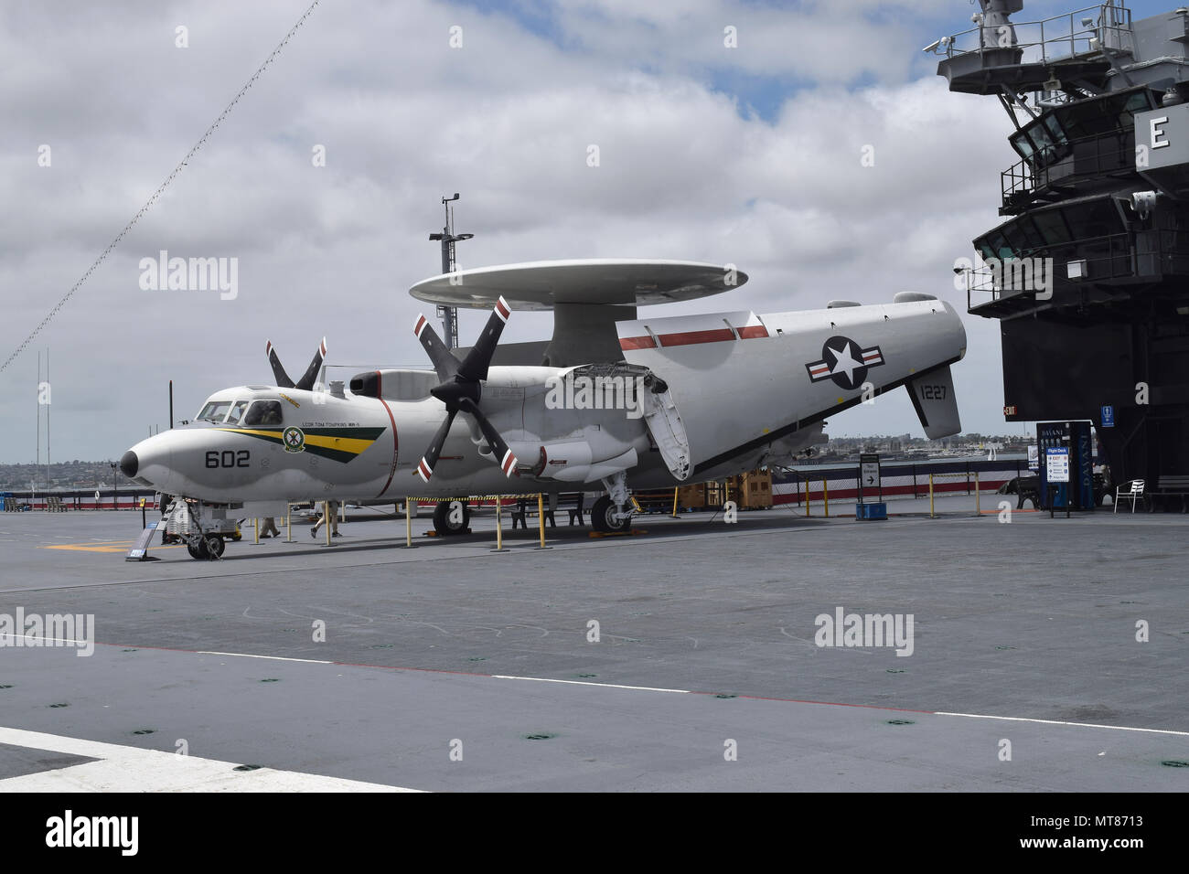 E-2 Hawkeye, Frühwarnung Propellerflugzeuge, auf dem Flugdeck der USS Midway Museum, Flugzeugträger, San Diego, Kalifornien Stockfoto