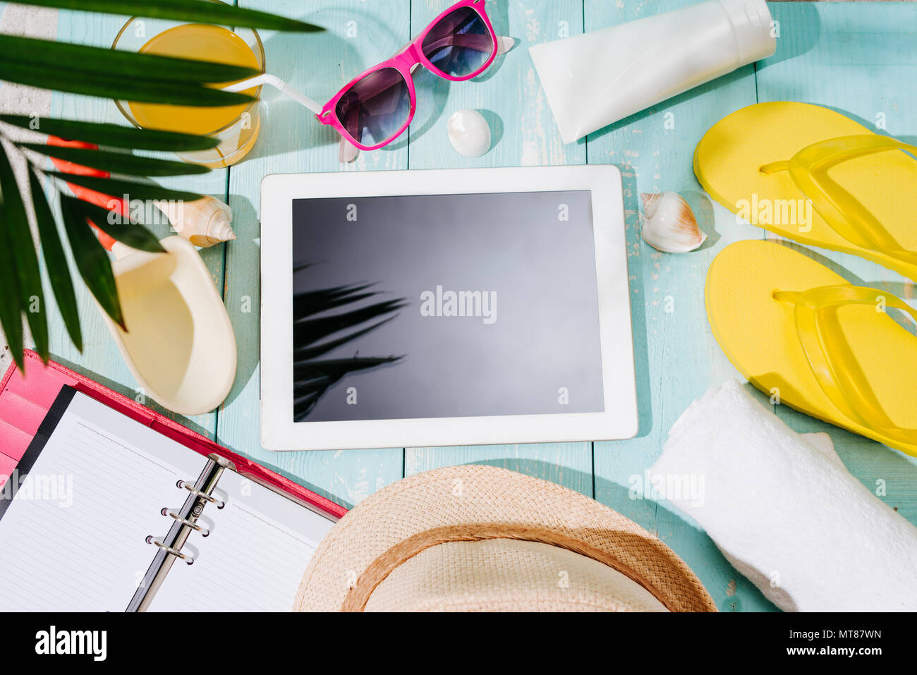 Tablet Computer mit leerer Bildschirm am Strand Sand mit Strand, Ansicht von oben. Sommer Hintergrund Stockfoto