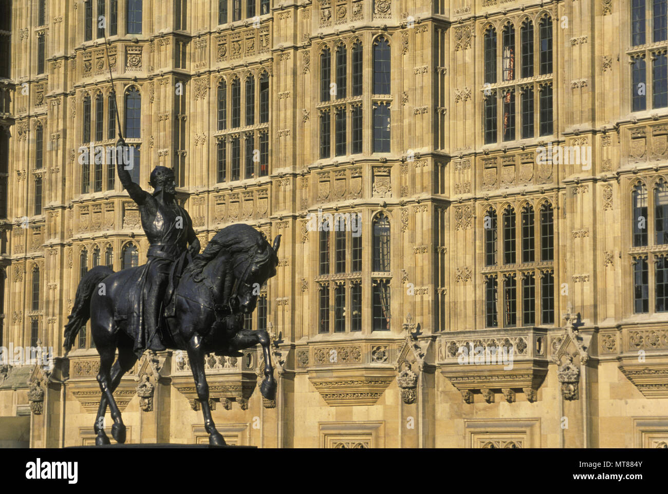 1990 historische König Richard Löwenherz ICH STATUE (© CARLO MAROCHETTI 1856) Altes Schloss Hof Houses of Parliament London England Großbritannien Stockfoto