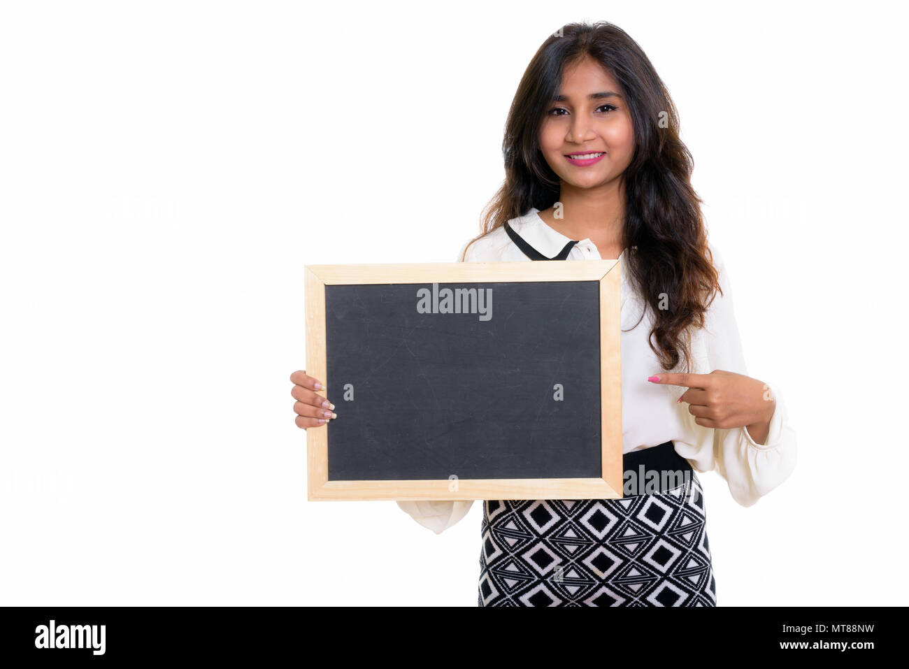 Studio shot der Jungen glücklich Persischen Geschäftsfrau, Lächeln, während h Stockfoto