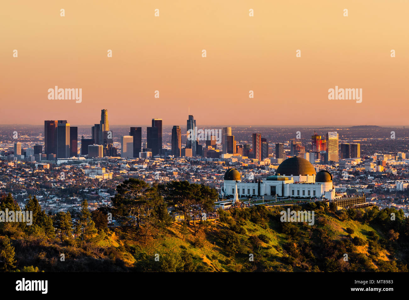 Los Angeles Wolkenkratzer und Griffith Sternwarte bei Sonnenuntergang Stockfoto