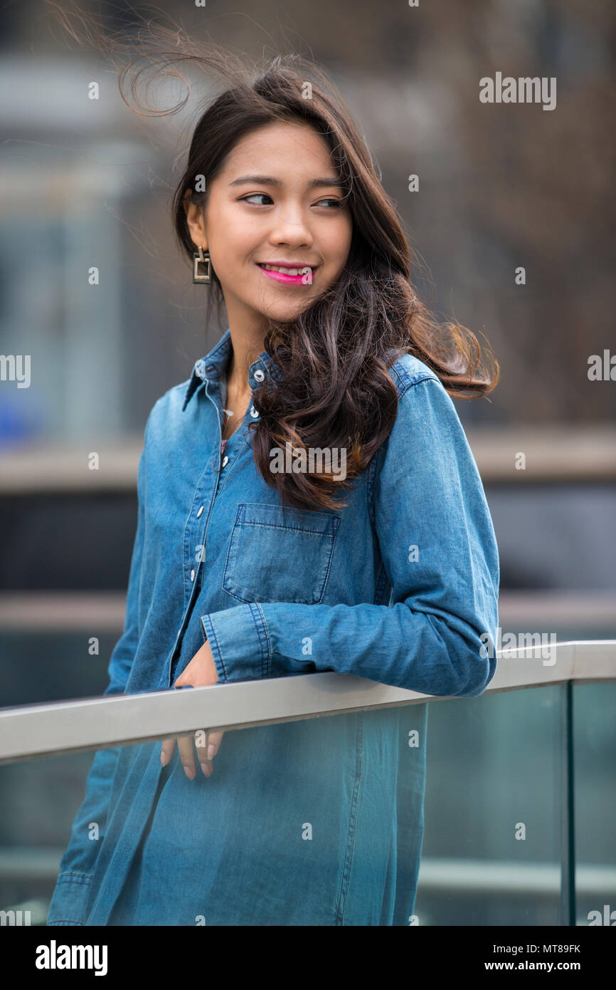 Foto von einem schönen jungen chinesischen Frau im Freien auf der Straße Stockfoto