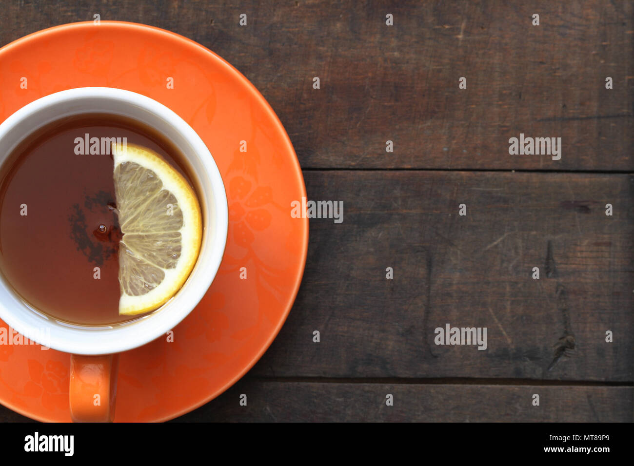Tasse heißer schwarzer Tee mit Zitrone auf Holz- Hintergrund mit Kopie Raum Stockfoto