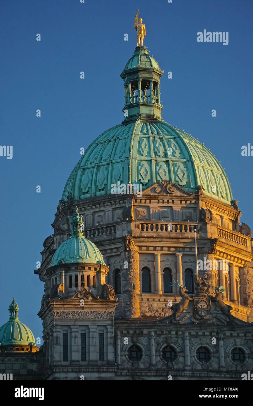 Victoria, Britisch-Kolumbien, Kanada: Kuppel des British Columbia Parlament Gebäude (1897), mit einer Statue von Captain George Vancouver, bei Sonnenuntergang. Stockfoto