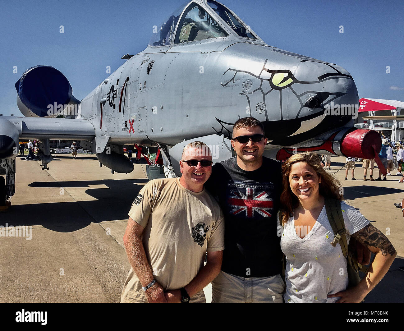 Cpl. Markieren Papst, Sgt. Jason Brasch, und Sgt. Rehtmeyer besuchen Sie die Experimental Aircraft Association AirVenture in Oshkosh, Wis Juli 28. Papst - Mitglied 156 Regiment des Vereinigten Königreichs, Royal Logistic Corps - wurde der 1158Th Transport Unternehmen für zwei Wochen als Teil der militärischen Reserve Exchange Programm beigefügt. Rehtmeyer wird in Großbritannien im September reisen. Wisconsin nationalen Schutz Foto von 1 Lt Brandon Scott Stockfoto