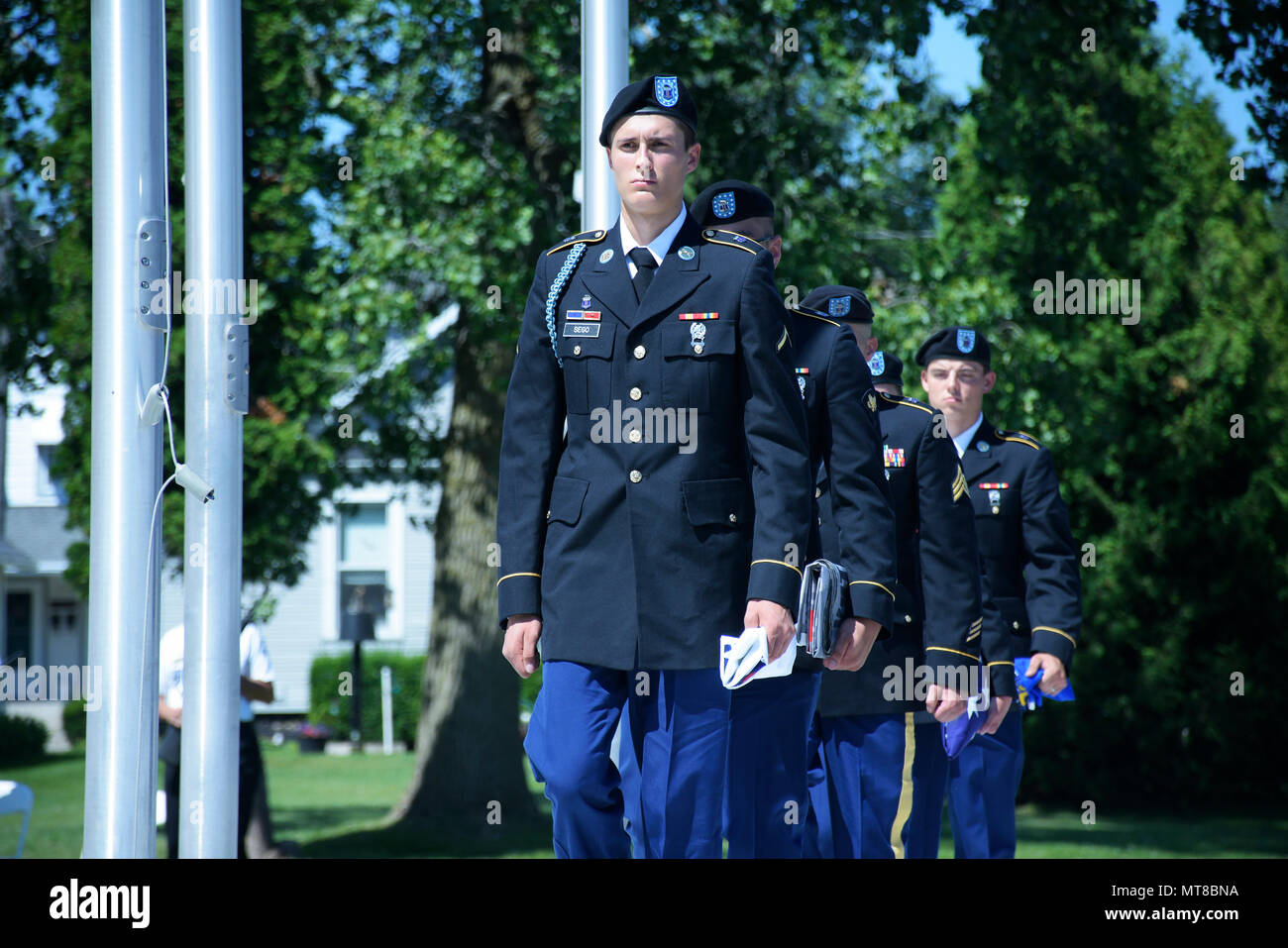 Roter Pfeil Park in Manitowoc, Wis., wurde mit einem Festakt am 15. Juli von Veteranen und Wisconsin National Guard Führung sorgte erneut geweiht. Der rote Pfeil ist einer der Spitznamen für die 32Nd Division sowie der 32. Brigade, sein Nachfolger. Die 32 "roten Pfeil" Abteilung wurde für den Zweiten Weltkrieg gebildet habe und in den beiden Weltkriegen gekämpft, und war auch für die Berliner Krise im Jahr 1961 mobilisiert. Die Umwidmung Zeremonie trat wenige Tage vor dem 100-jährigen Jubiläum der allgemeinen Auftrag erstellen der 32nd Division im Jahr 1917. Wisconsin nationalen Schutz Foto von Sgt. Katie Eggers Stockfoto