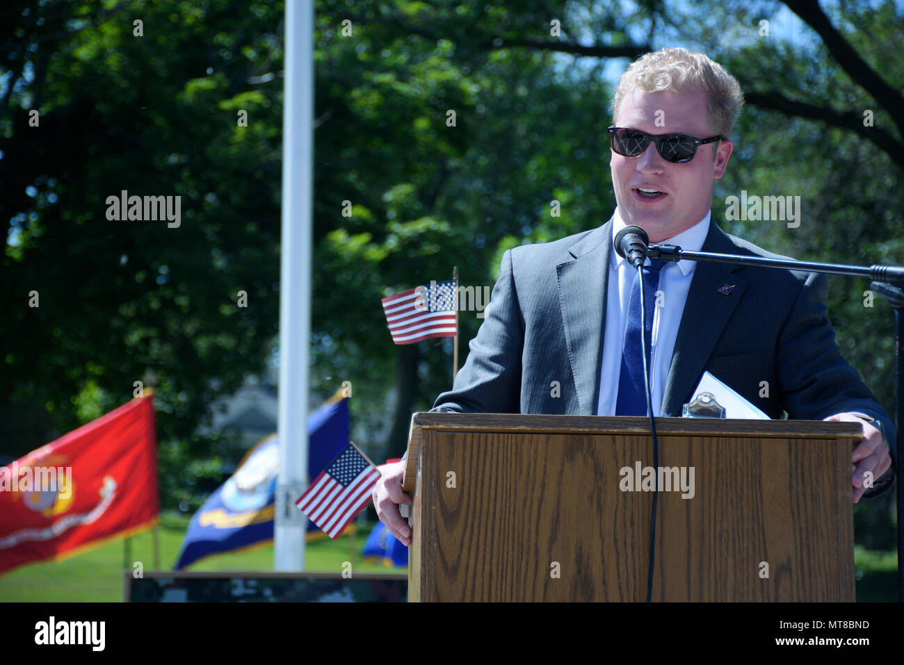 Roter Pfeil Park in Manitowoc, Wis., wurde mit einem Festakt am 15. Juli von Veteranen und Wisconsin National Guard Führung sorgte erneut geweiht. Der rote Pfeil ist einer der Spitznamen für die 32Nd Division sowie der 32. Brigade, sein Nachfolger. Die 32 "roten Pfeil" Abteilung wurde für den Zweiten Weltkrieg gebildet habe und in den beiden Weltkriegen gekämpft, und war auch für die Berliner Krise im Jahr 1961 mobilisiert. Die Umwidmung Zeremonie trat wenige Tage vor dem 100-jährigen Jubiläum der allgemeinen Auftrag erstellen der 32nd Division im Jahr 1917. Wisconsin nationalen Schutz Foto von Sgt. Katie Eggers Stockfoto