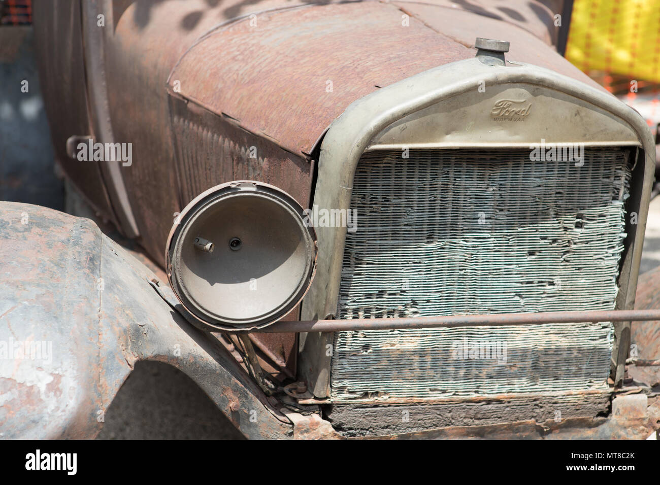 Alten rostigen Auto Fahrzeug, 30er Jahre, zeigte für die Wiederherstellung. Stockfoto