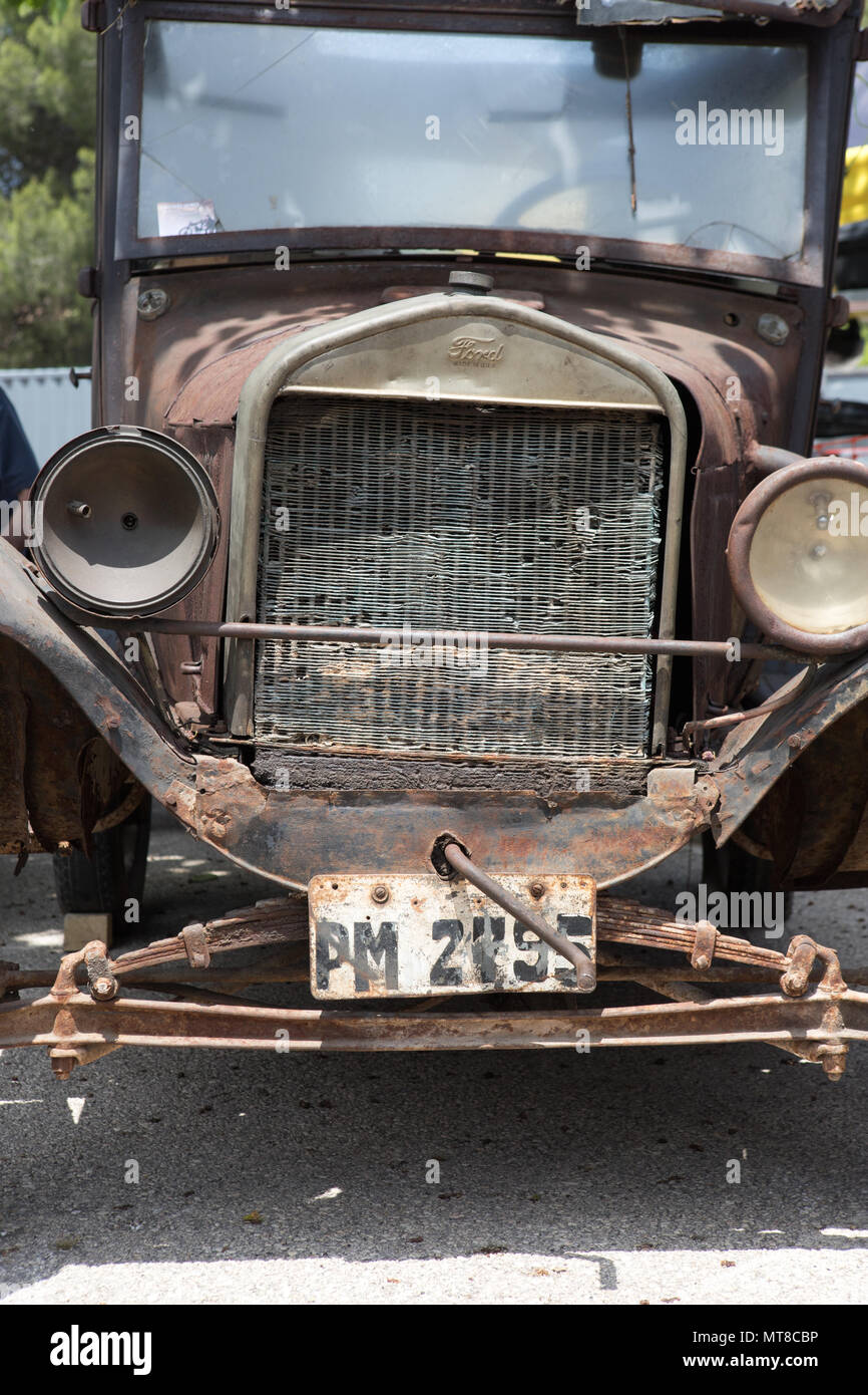 Alten rostigen Auto Fahrzeug, 30er Jahre, zeigte für die Wiederherstellung. Stockfoto