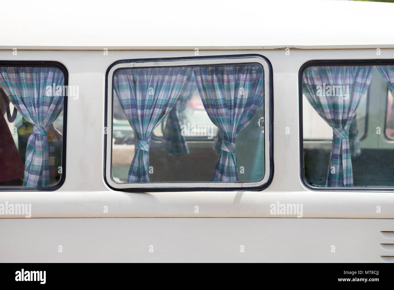 Volkswagen T3. Wohnmobil Fenster mit Vorhängen Stockfoto