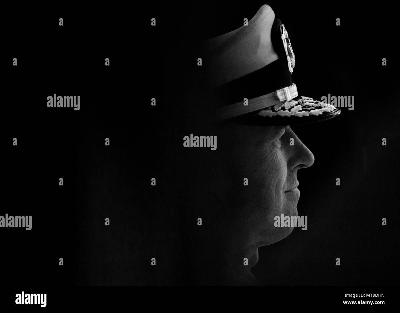 Marine Adm. John M. Richardson, Leiter der Marineoperationen, wartet hinter der Bühne während der Nationalen Gedenkstätte Tag Konzert im Westen Rasen der U.S. Capitol, Washington, D.C., 28. Mai 2017. Die Mission des Konzert ist das Land in Erinnerung und Anerkennung der Gefallenen zu vereinen und zu denen, die trauern dienen. (Abt. der Verteidigung Foto von Marine Petty Officer 2nd class Dominique A. Pineiro/Freigegeben) Stockfoto