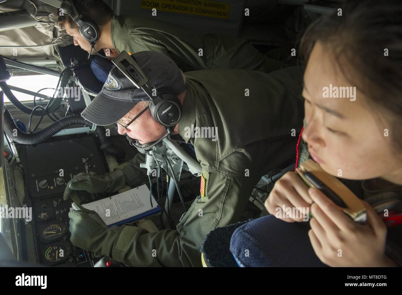 Zwei Kadetten von der US Air Force Academy beobachten Senior Master Sgt. Jim Martin, 314 Air Refuelling Boom Squadron Betreiber, während er für eine Betankung trainer Mission zum 9. Juni 2017 vorbereitet. Kadetten waren ein Anreiz Flug mehr über die Luftwaffe als Teil ihrer Ops Air Force tour zu erfahren. (U.S. Air Force Foto von älteren Flieger Tara R. Abrahams) Stockfoto