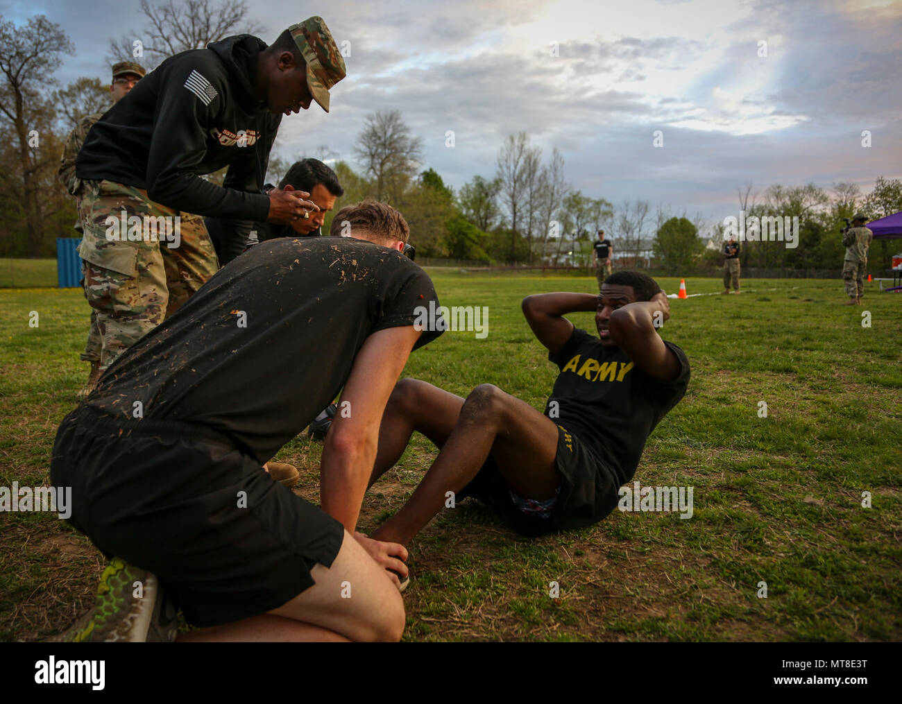 US Army Spc. Deven Waller, Klasse Spc. Jaquan Turnbow, beide auf der Sit-ups-Ereignis, das Teil der Hilda Herausforderung, das Design ist, körperliche Ausdauer während des 2017 5. jährlichen SPC Hilda I. Clayton am besten bekämpfen Kamera (COMCAM)-Wettbewerbs am Fort George G. Meade, Maryland, 17. April 2017 zu testen ist, 55. Signal Company (Combat Camera), zugewiesen. Turnbow konkurriert im 2017 5. jährlichen Best COMCAM Wettbewerb wo Zweierteams während einer einwöchigen Veranstaltung konkurrieren, die ihre körperlichen, geistigen und technische Fähigkeiten testet. Der Wettbewerb ist in Ehren gefallenen Bekämpfung Kamera ansässig Stockfoto