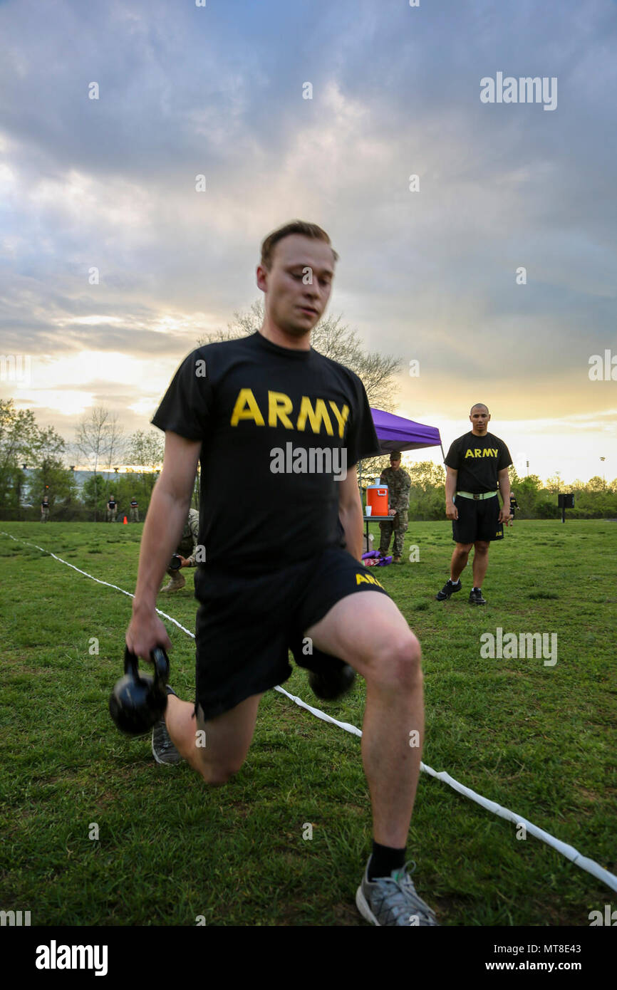 US Army Spc William Lockwood, zugeordnet der 55. Signal Company (Combat Camera), führen Sie 100 Meter Ausfallschritte mit Gewicht, das Teil der Hilda Herausforderung, das Design ist, körperliche Ausdauer während des 2017 5. jährlichen SPC Hilda I. Clayton am besten bekämpfen Kamera (COMCAM)-Wettbewerbs am Fort George G. Meade, Maryland, 17. April 2017 zu testen ist. Lockwood konkurriert im 2017 5. jährlichen Best COMCAM Wettbewerb wo Zweierteams während einer einwöchigen Veranstaltung konkurrieren, die ihre körperlichen, geistigen und technische Fähigkeiten testet. Der Wettbewerb ist in Ehren gefallenen Bekämpfung Kamera Soldat SPC etabliert Stockfoto