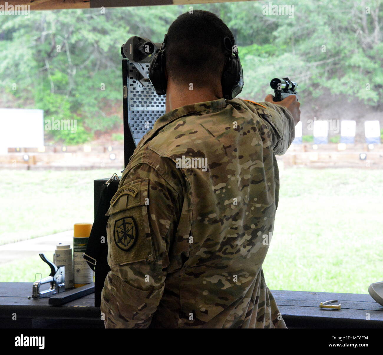 FORT Benning, Ga-Mitglied aus der Armee feuert seine Pistole downrange während der 58 dienststellenübergreifenden Pistole Meisterschaft, ein Wettbewerb zwischen allen militärischen Dienstleistungen (Armee, Marine, Marine, Luftwaffe, Reserven und National Guard) für das 17. Jahr in Folge der US-Armee Treffsicherheit (USAMU) Phillips Bereich gehalten zu Namen die besten (Department of Defense, DoD) Pistole Sportschützen. (U.S. Armee Foto von Sgt. 1. Klasse Julius Clayton/freigegeben) Stockfoto