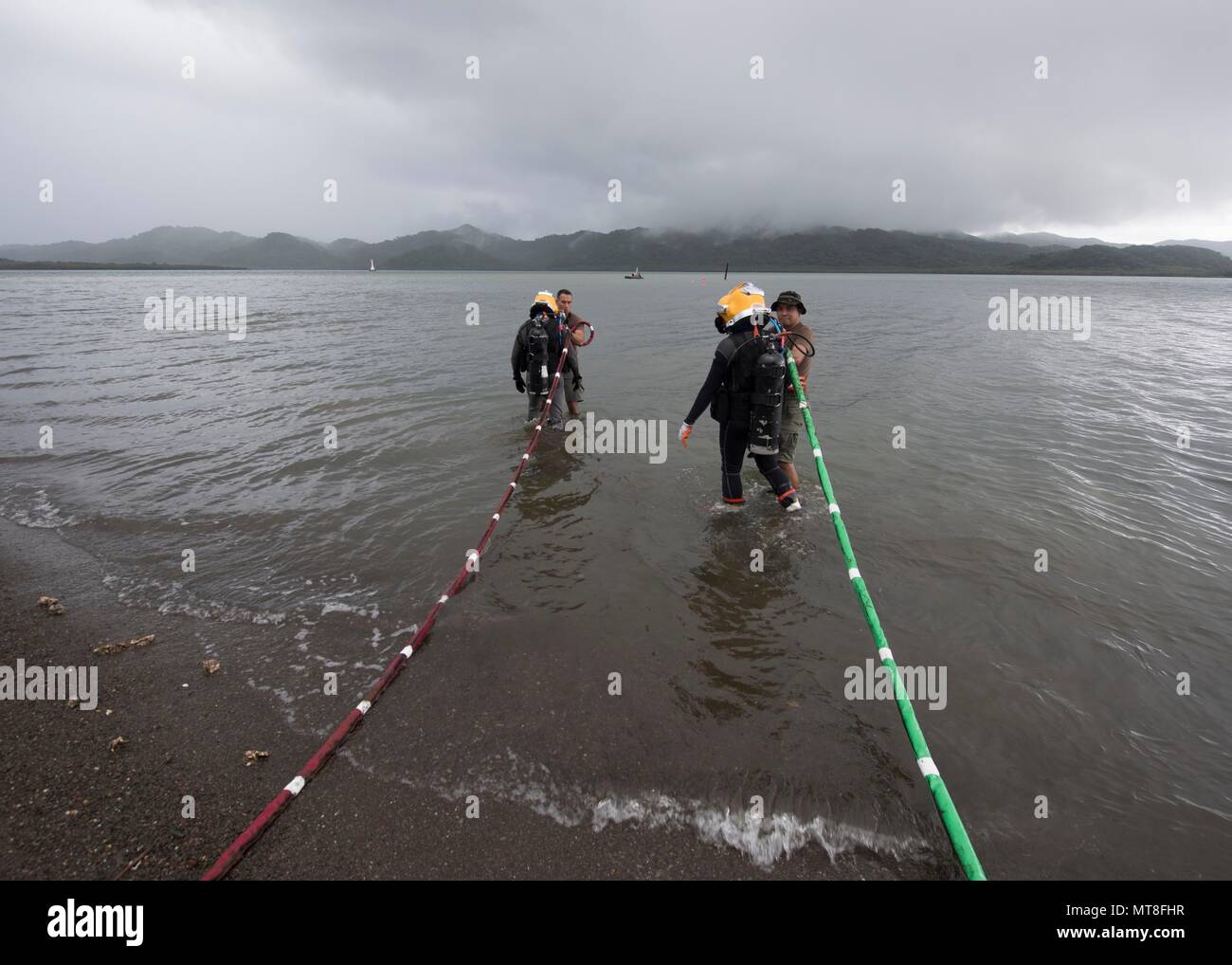 Us Navy Lieutenant Cmdr. Michael Dobling, links, von der Oxford Junction, Iowa, kommandierender Offizier der Unterwasser Bau Team (UCT) 2 und eine philippinische Marine sailor mit Uct 1 Naval Waterfront Bau Bataillon ins Wasser waten, um ihren Betrieb während der Übung Balikatan am Marinestützpunkt Camilo Osias, Santa Ana, Cagayan, Philippinen 11. Mai 2018 zu beginnen. UCT2 ist spezialisiert auf den Bau, die Prüfung, Wartung und Reparatur von Unterwasser- und Waterfront Einrichtungen zur Unterstützung der pazifischen Flotte. Übung Balikatan, in seiner 34. Iteration, ist eine jährliche US-philippinische Militär Trainin Stockfoto