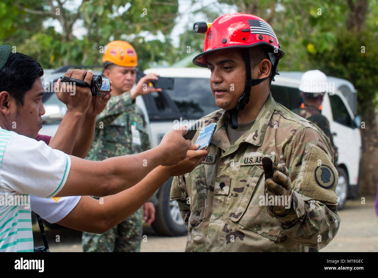 Us-Armee SPC. Jomar Soliven, ein Elektriker mit 230ste Ingenieur Unternehmen, Pennsylvania National Guard Fragen von Reportern, die während der Übung Balikatan im Camp Melchor F. Dela Cruz, Isabela, Philippinen, 11. Mai 2018. Übung Balikatan, in seiner 34. Iteration, ist eine jährliche US-Philippinischen militärische Ausbildung Übung konzentriert sich auf eine Vielzahl von Missionen, einschließlich humanitärer Hilfe und Katastrophenhilfe, Terrorismusbekämpfung, und andere kombinierte militärische Operationen vom 7. Mai bis 18. Mai statt. (U.S. Marine Corps Foto von Sgt. Scott S. Hamburg) Stockfoto