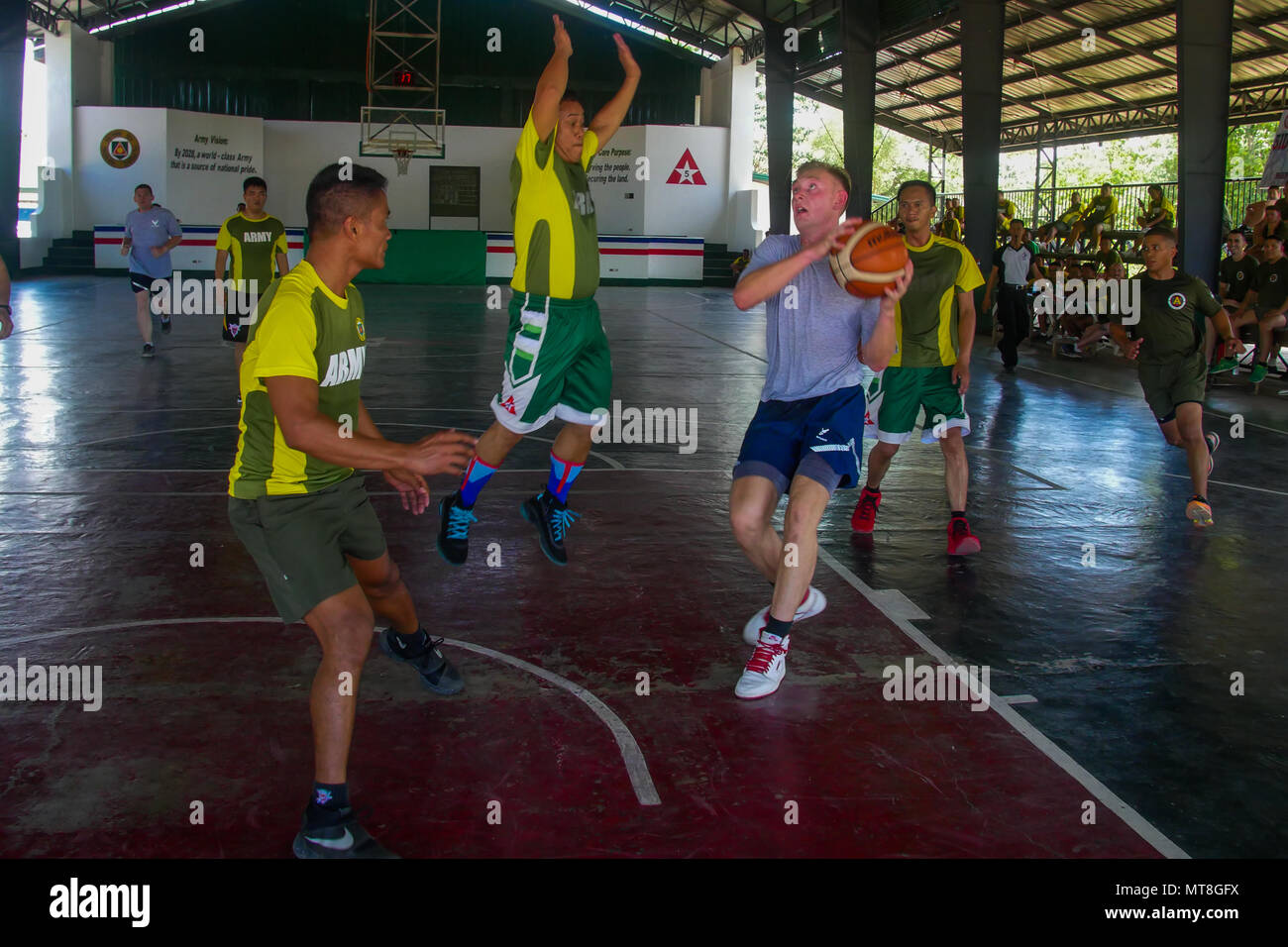 Us Air Force Airman 1st Class Michael Scott, mitte-rechts, ein Bauingenieur mit 18 Bauingenieur Squadron (18 CES), geht in für ein layup shot bei einem Basketballspiel zwischen Flieger mit 18 CES und US-Marines mit 9 Techniker Bataillon, 3. Marine Logistik Gruppe gegen philippinische Armee Soldaten mit 5 Infanterie DIvision während der Übung Balikatan im Camp Melchor F. Dela Cruz, Isabela, Philippinen, 13. Mai 2018. Die 5 Infantry Division gewann das Spiel, 86-63. Übung Balikatan, in seiner 34. Iteration, ist eine jährliche US-Philippinischen militärische Ausbildung Übung konzentriert sich auf eine Vielzahl von Stockfoto