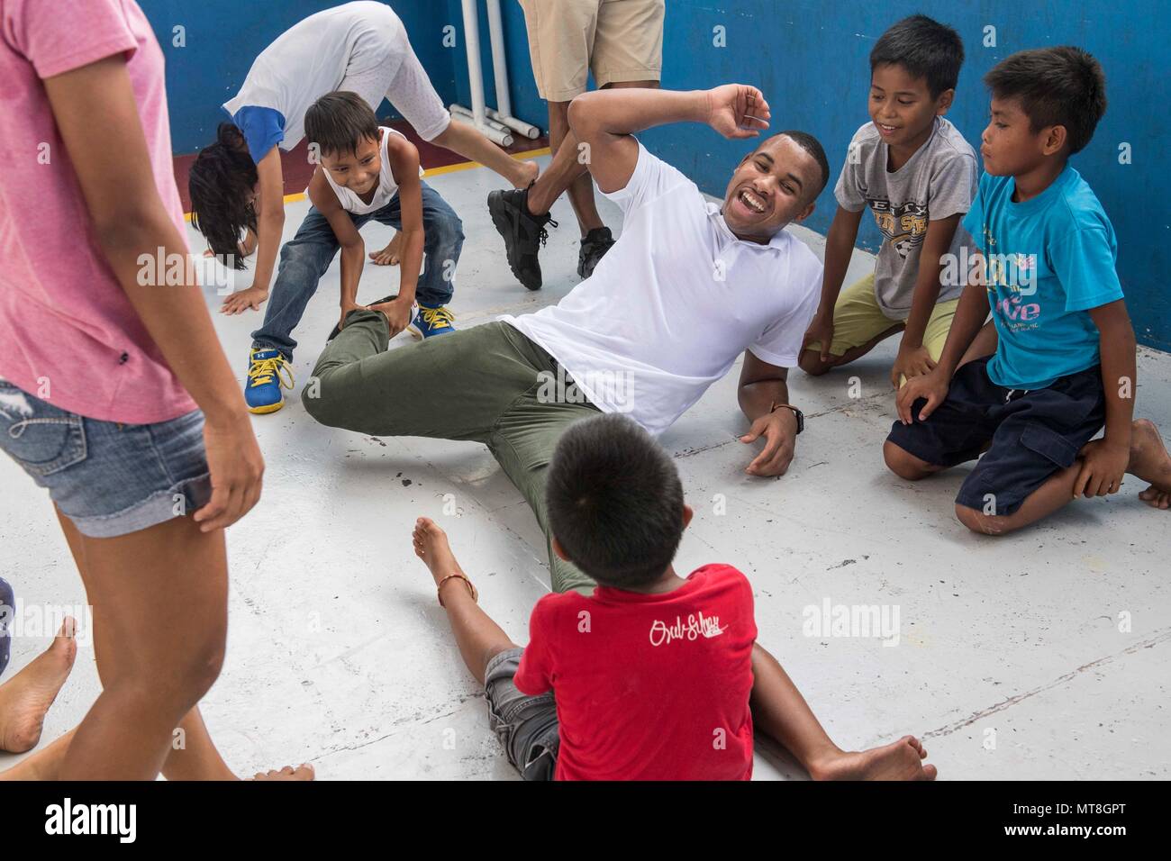 Us Marine Corps Lance Cpl. Rashad Howard, Eingeborener von Los Angeles, zu einer Auszahlung von Office, Alpha Unternehmen zugewiesen sind, 3. Marine Logistics Group, Break Tänze für die Kinder an den sanften Händen Kinderbetreuung, Quezon City, Philippinen. Sanfte Hände ist ein Kinder- und Jugendhilfe Agentur, dass Rettungs- und Rehabilitation für die medizinischen, sozialen, psychologischen und pädagogischen Bedürfnisse von gefährdeten Kindern und Jugendlichen, die sich für die Rechte der Kinder. Philippinische, amerikanischen, australischen und Japanischen service Mitglieder verbrachten Muttertag Freiwilligenarbeit in der Mitte als Teil einer Community Relations ef Stockfoto