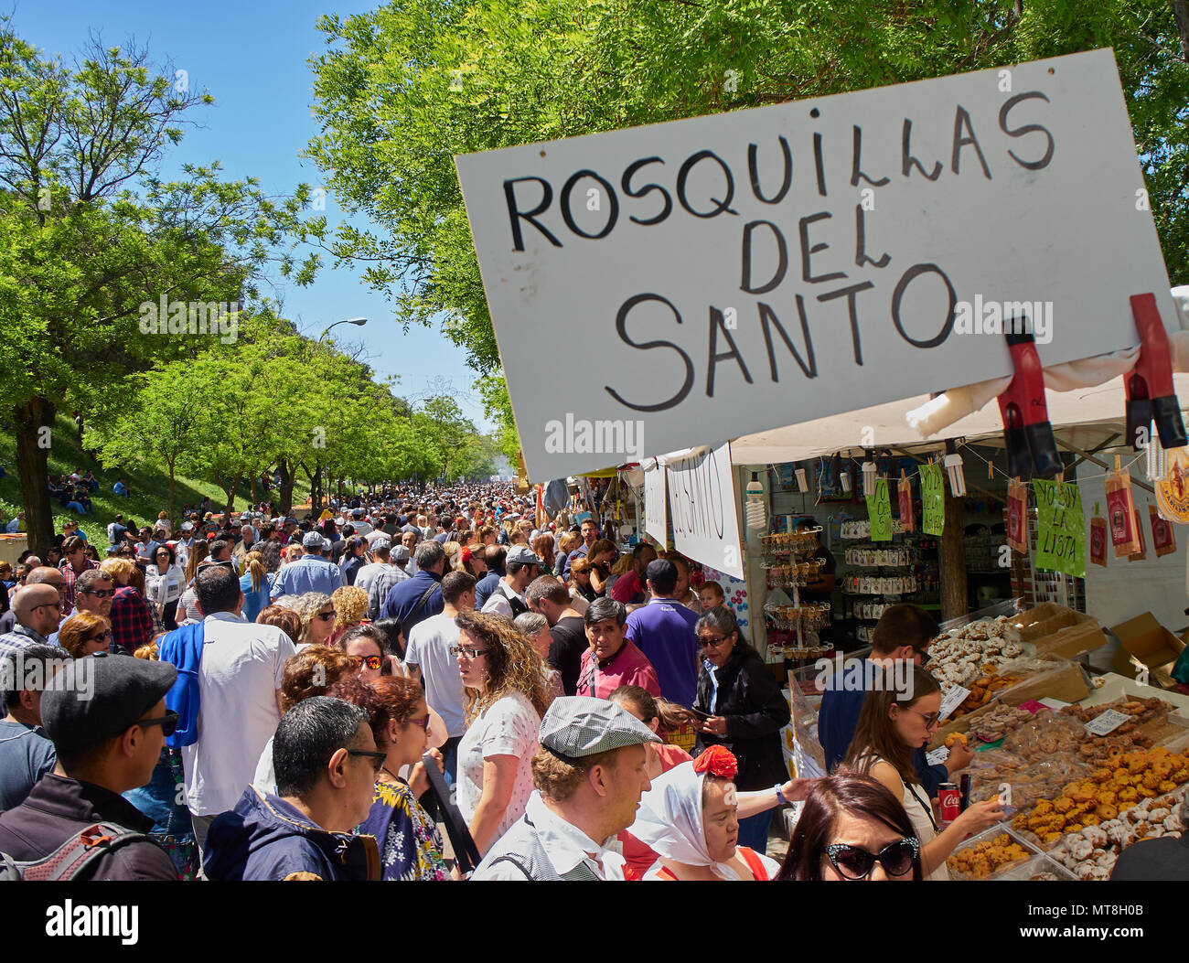 Die Bürger kaufen Rosquillas del Santo im San Isidro festliche Messe in Pradera de San Isidro Park von Madrid. Stockfoto