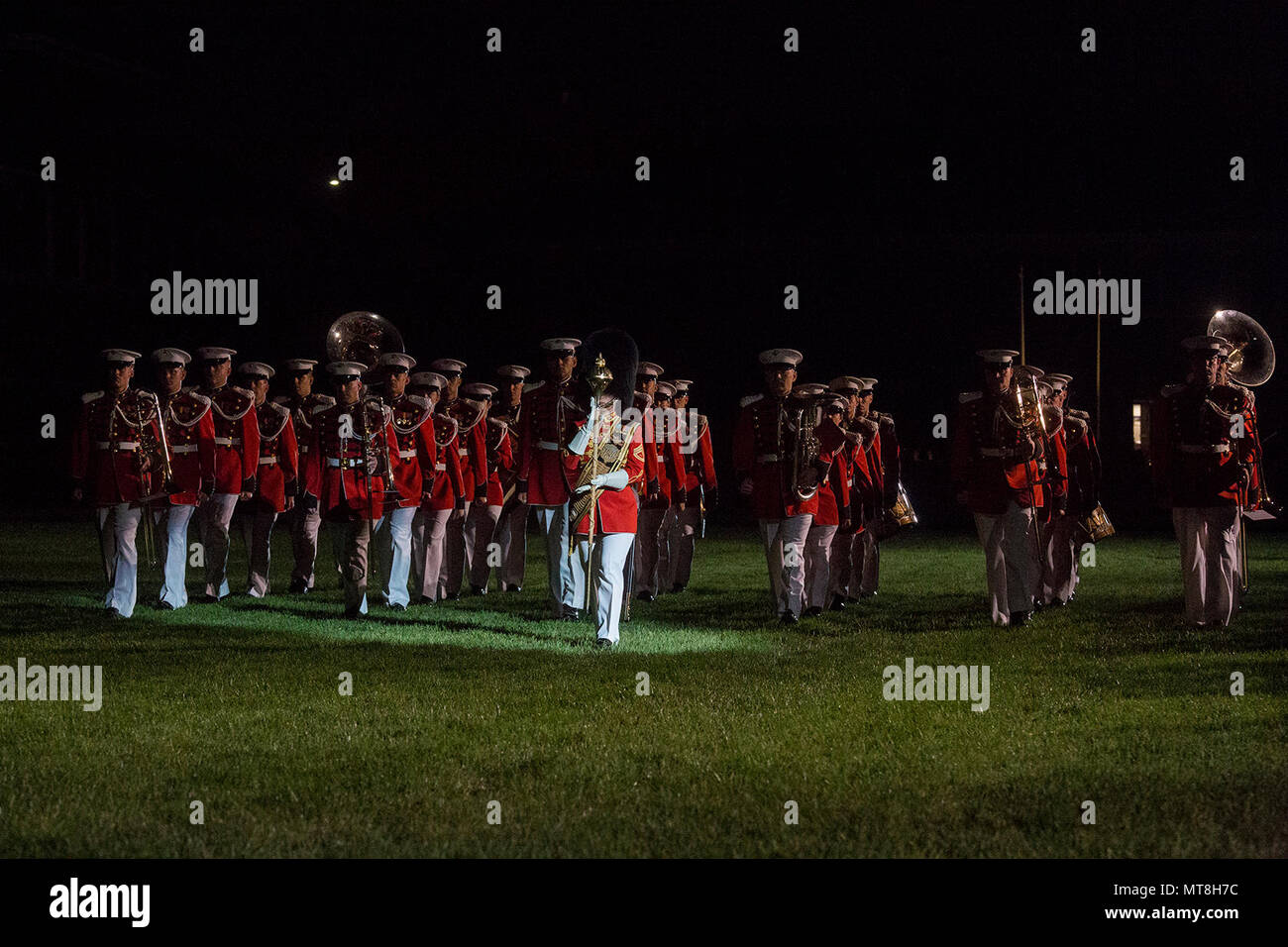 Marines mit "Der Präsident selbst "US-Marine Band März über die Parade deck während eines Freitag abends Parade bei Marine Barracks Washington D.C., 11. Mai 2018. Der Ehrengast für die Parade war stellvertretender Verteidigungsminister Patrick M. Shanahan und Gastgeber war der stellvertretende Kommandant des Marine Corps, Gen. Glenn M. Walters. (Offizielle Marine Corps Foto von Cpl. Robert Knapp/Freigegeben) Stockfoto