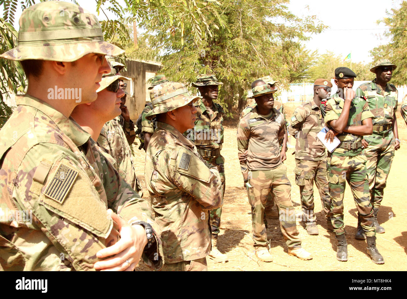 Soldaten der US-Armee 3. Staffel, 71st Cavalry Regiment, 10 Mountain Division und der senegalesischen Armee hören und beobachten, während ein Block der Anweisung an das taktische Training Center Nummer Sieben in Thies, Senegal, 11. Mai 2018. Training, das am 30. April 2018 begann und die Absicht der dreiwöchige Kurs ist es, den Ausbildern für ihre bevorstehenden Erweiterte Infanterie Ausbildung besser vorbereiten. (U.S. Armee Foto: Staff Sgt. Brandon Ames) Stockfoto