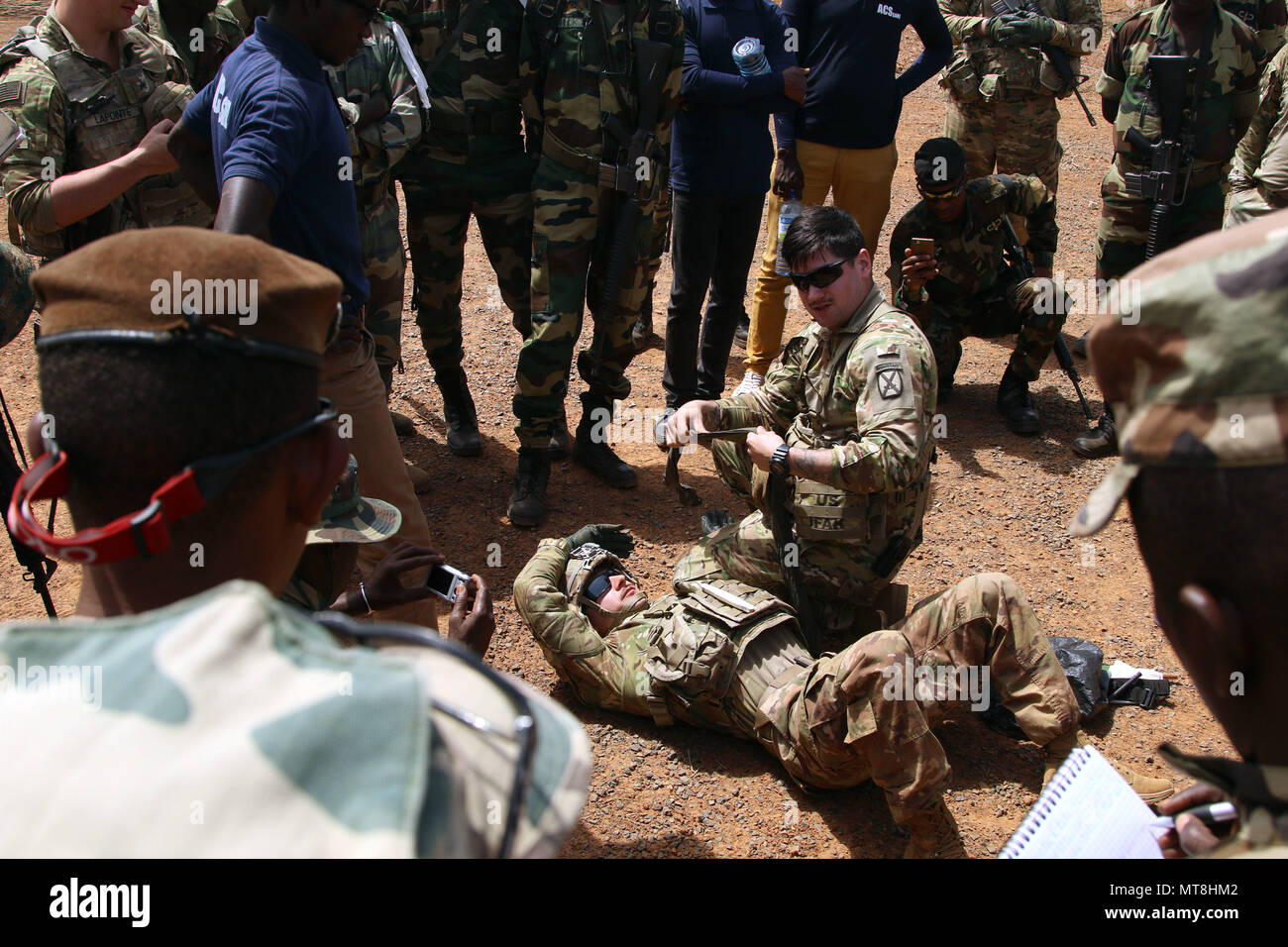 Spc. Tyler Mitchell, Medic mit United States Army 3rd Squadron, 71st Cavalry Regiment, 10 Mountain Division, erläutert die grundlegenden Prinzipien der Tactical Combat Casualty Care zu Instruktoren mit der senegalesischen Armee bei der taktischen Training Center Nummer Sieben, 14. Mai 2018. 10. Berg begann das Training mit dem Ausbilder April 30, 2018, besser, Sie für Ihre bevorstehende Erweiterte Infanterie Ausbildung vorzubereiten. (U.S. Armee Foto: Staff Sgt. Brandon Ames) Stockfoto