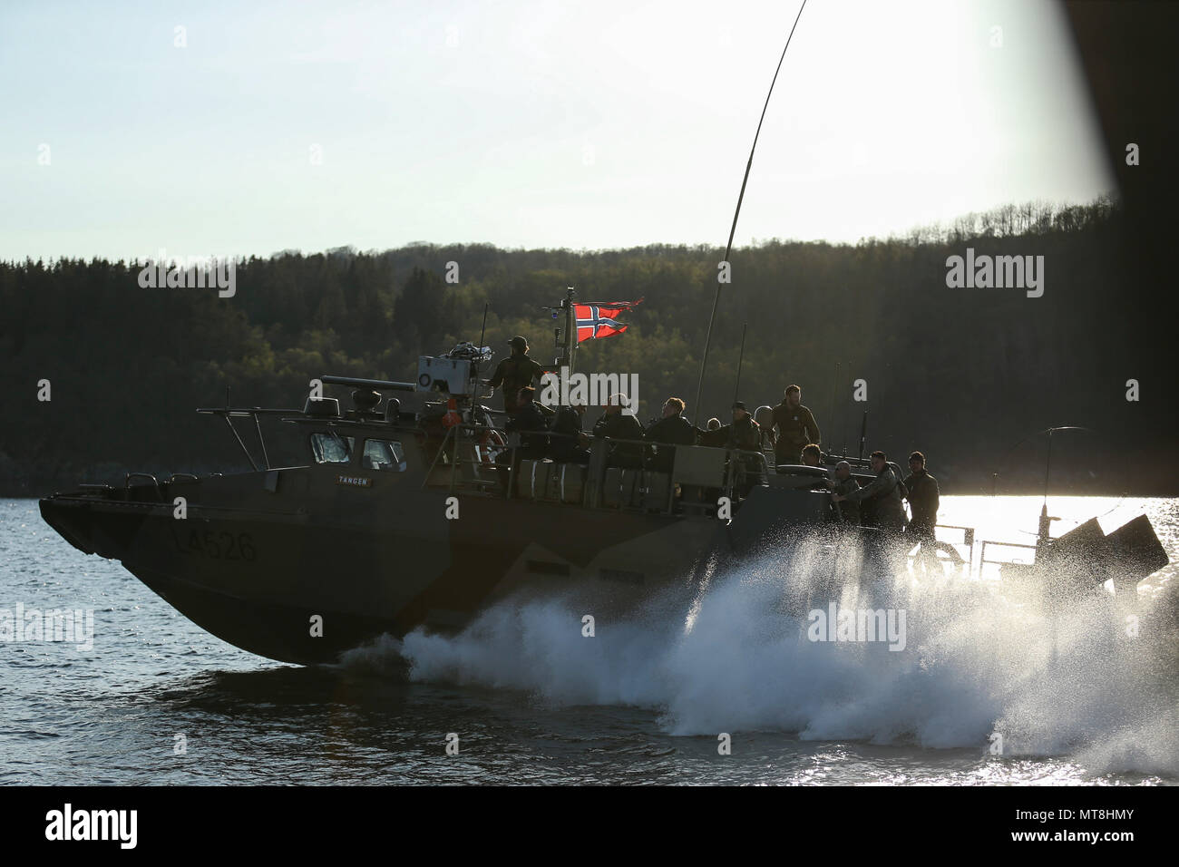 Us-Marines mit 1 Platoon, 1 Reconnaissance Bataillon, 1st Marine Division, und norwegischer Rippenbögen Ranger Kommandos (Kjk) Verhalten in Wasser gießen Ausbildung an Bord eines CB 90-Klasse schnell Angriff Handwerk während der Übung Platin Ren am Fort Trondennes, Harstad, Norwegen, 14. Mai 2018. Die Übung ist ein Theater Sicherheit Zusammenarbeit Schulung evolution mit KJKs statt Mission wesentliche Aufgaben in rauer Betriebsumgebung zu unterstützen und Koalition Partnerschaften stärken. (U.S. Marine Corps Foto von Cpl. Miguel A. Rosales) Stockfoto