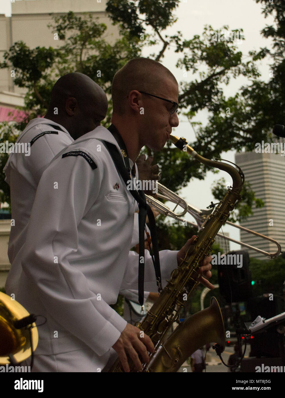 Die 7th Fleet Band der United States Navy ist ein militärisches Ensemble, das Operationen der 7th Fleet in der indopazifischen Region unterstützt. Das Archivbild dokumentiert die Far East Edition, die am 14. Mai 2018 an der Singapore School of the Arts in Singapur im Rahmen regionaler Gemeindeaktivitäten auftrat. Stockfoto
