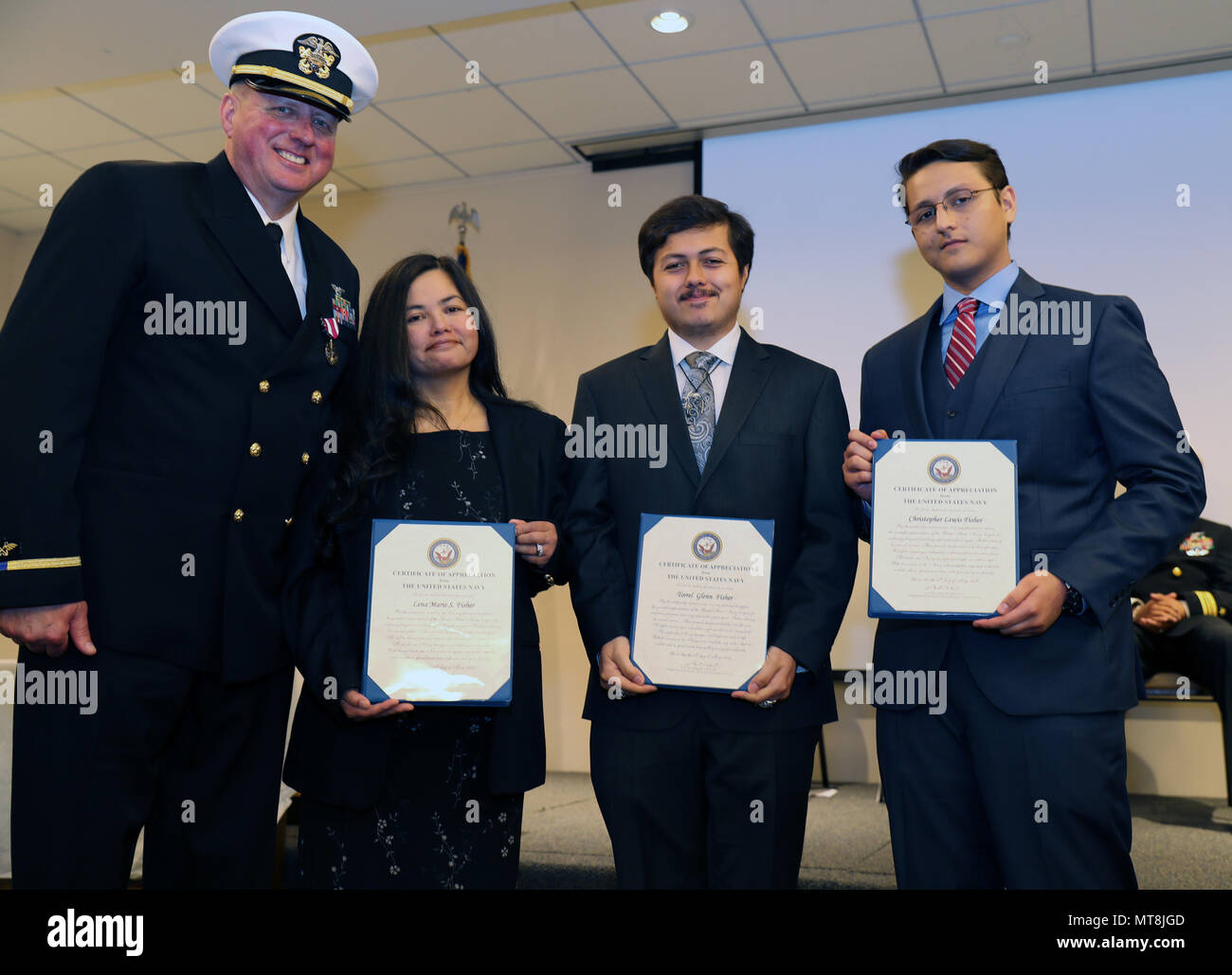 NEWPORT NEWS, Virginia (11. Mai 2018) - Chief Warrant Officer 4 Fred G. Fisher, jr., von El Paso, Texas, zugeordnet zu den USS Gerald R. Ford (CVN 78), posiert für ein Foto mit seiner Familie während seiner Pensionierung Zeremonie am Newport News Mariner's Museum. Fisher achtbar gedient in der United States Navy für 30 Jahre. (U.S. Marine Foto von Mass Communication Specialist 1. Klasse Jeff Troutman) Stockfoto