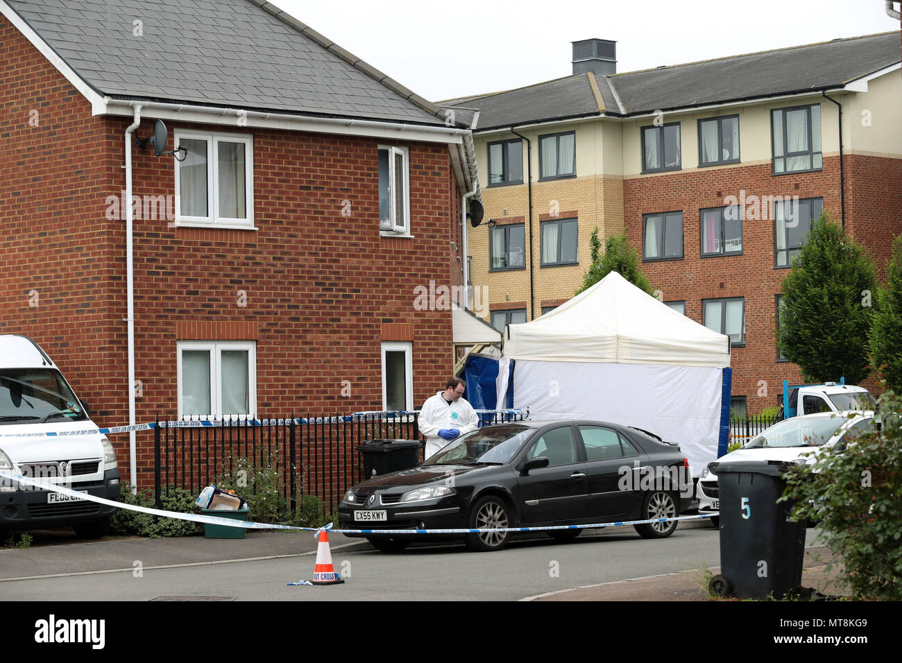 Die Szene in Dexter Weg, Gloucester, nachdem die Körper der eine 31-jährige Frau und ein 11-jähriges Mädchen in eine Eigenschaft gefunden wurden. Ein 28-jähriger Mann hat wegen des Verdachts auf die Ermordung der Frau und das Mädchen festgenommen worden. Stockfoto