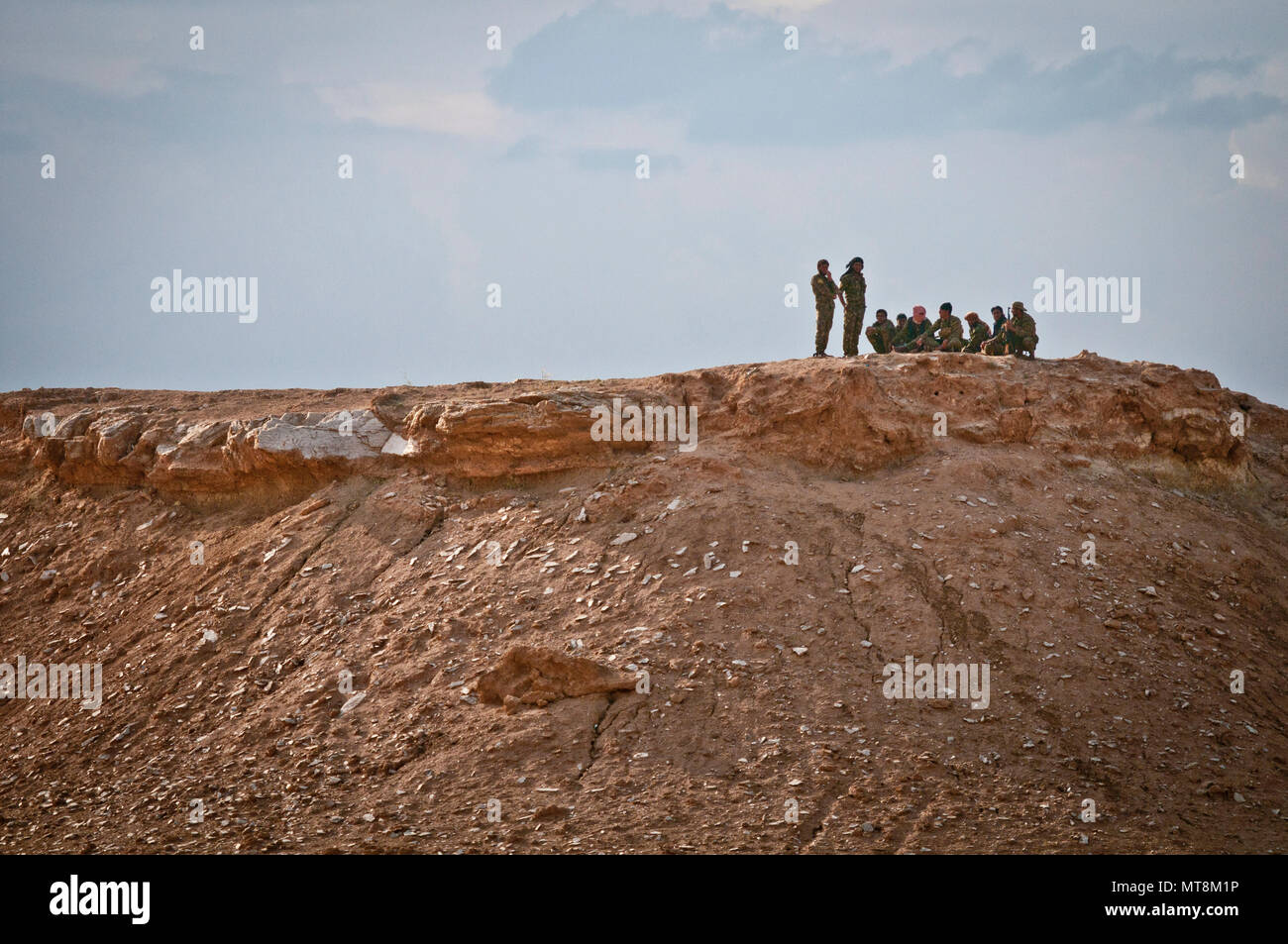 Syrisch demokratischen Kräfte Watch von einem lokalen Hügel der Alliierten Streitkräfte shell ISIS Standorte mit Mörser in der Nähe des Iraqi-Syrian Grenze als Teil der Operation Roundup, 13. Mai 2018. Streitkräfte der Koalition Arbeiten von, mit und durch die SDF-Partner als befreien Sie sich Syrien der endgültigen ISIS Festungen. (U.S. Armee Foto: Staff Sgt. Timothy R. Koster) Stockfoto