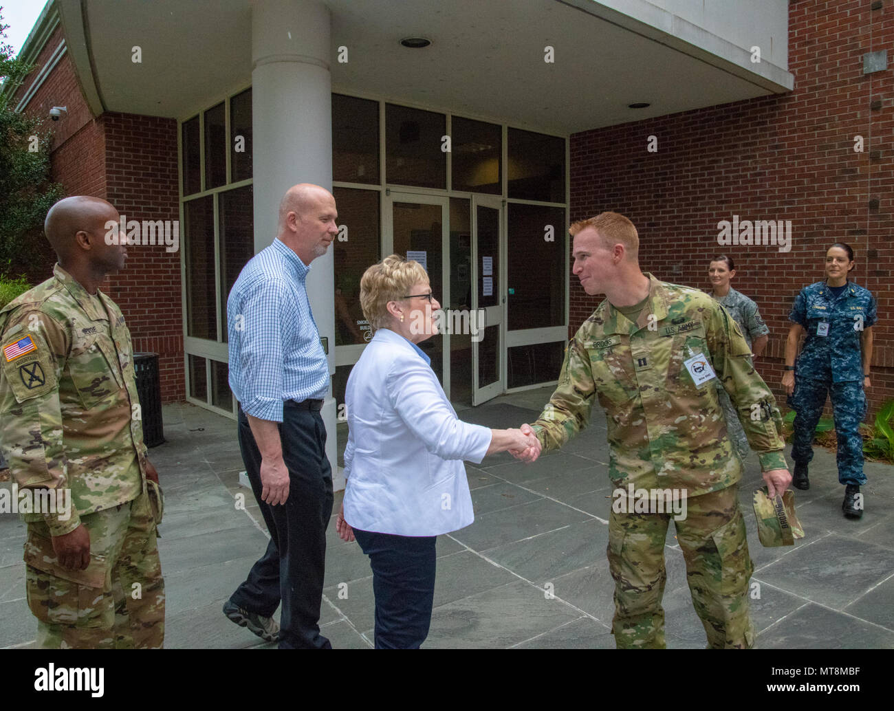 Us-Armee Kapitän Jason Brooks, Oklahoma Army National Guard und der Standort der Georgia Southern University, Armstrong Campus begrüsst der Stellvertretende Verteidigungsminister, Manpower und finden Angelegenheiten Vee Penrod, 14. Mai 2018 während einer Tour von Betrieb Stärken Gesundheit größere Savanne. Die Veranstaltung ist Teil der innovativen Readiness Training Programm, das real-life Implementierung Schulung und Bereitschaft für militärisches Personal und gleichzeitig die öffentlichen und zivilen - Gesellschaft braucht. (U.S. Air National Guard Foto von Tech. Sgt. John Galvin) Stockfoto