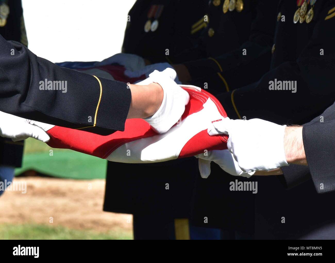 Armee Master Sgt. Joseph Durakovich, 30, von Gary, Indiana, entfielen auf Nov. 1, 2016, 10 April, 2017 begraben wurde, in Arlington National Cemetery in der Nähe von Washington, D.C. Ende November 1950, Durakovich war Mitglied der Firma G, 5th Cavalry Regiment, 1.Kavallerie Division, zur Gründung einer defensiven Position in Pongmyong-ni östlich von Kuni-ri, Nordkorea, wenn Sie von der Chinese People's ehrenamtliche Kräfte (CPVF) angegriffen wurden. Die Amerikaner waren immer wieder angegriffen, als sie zog sich entlang der Route zu Samso - ri, und trafen sie auf eine strassensperre sie nicht durchbrechen konnte. Folgenden th Stockfoto