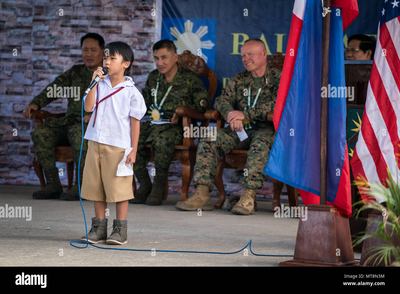 Ein Junge zeigt seine Kenntnisse der englischen Sprache auf das Publikum während der einweihungszeremonie für eine Schule in Unterstützung der Übung Balikatan an Cabu Volksschule in Cabanatuan City, Nueva Ecija, Philippinen, 16. Mai 2018 errichtet. Übung Balikatan, in seiner 34. Iteration, ist eine jährliche US-Philippinischen militärische Ausbildung Übung auf einer Vielzahl von Missionen, einschließlich humanitärer Hilfe und Katastrophenhilfe, Terrorismusbekämpfung und andere kombinierte militärische Operationen von Mai 7. bis 18. (U.S. Marine Corps Foto von Sgt. Matthew J. Bragg) Stockfoto