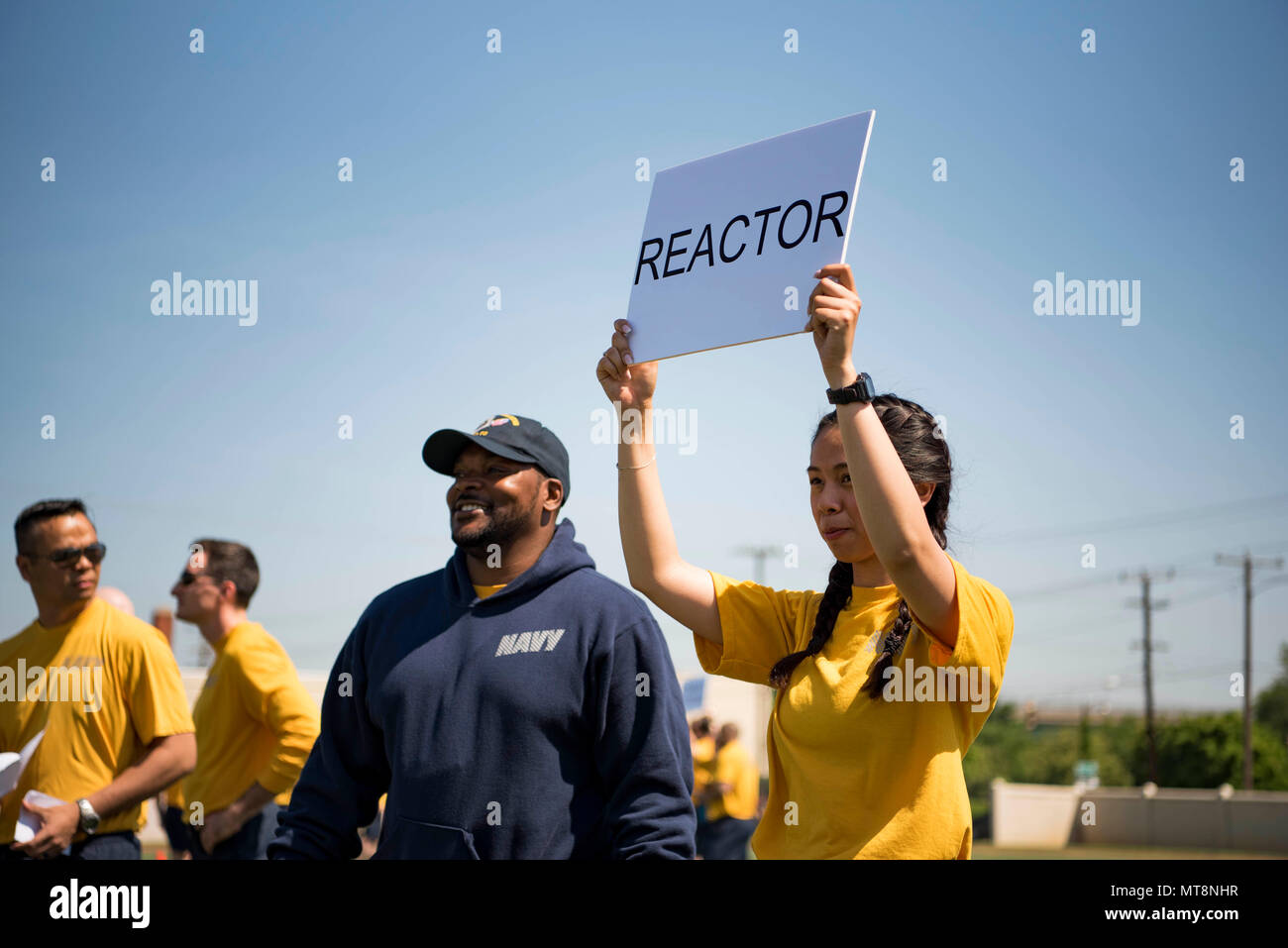 180511-N-VQ 790-051 Newport News, Virginia (11. Mai 2018) Der Maschinist Mate 3. Klasse Elainne Dizon, eine zertifizierte Fitness Leader an Bord der Nimitz-Klasse Flugzeugträger USS George Washington (CVN 73), hält ein Zeichen Seeleute aus dem Reaktor Abteilung zu montieren. George Washington wird gerade Tanken komplexe Überholung (RCOH) bei Newport News Werft. RCOH ist ein fast 4-jährigen Projekt nur einmal während einer Fluggesellschaft, die 50-jährige Nutzungsdauer, einschließlich Betankung von zwei nukleare Reaktoren des Schiffes sowie erhebliche Reparaturen, Upgrades und Modernisierung. (U.S. Marine Foto durch Massenmedien. Stockfoto