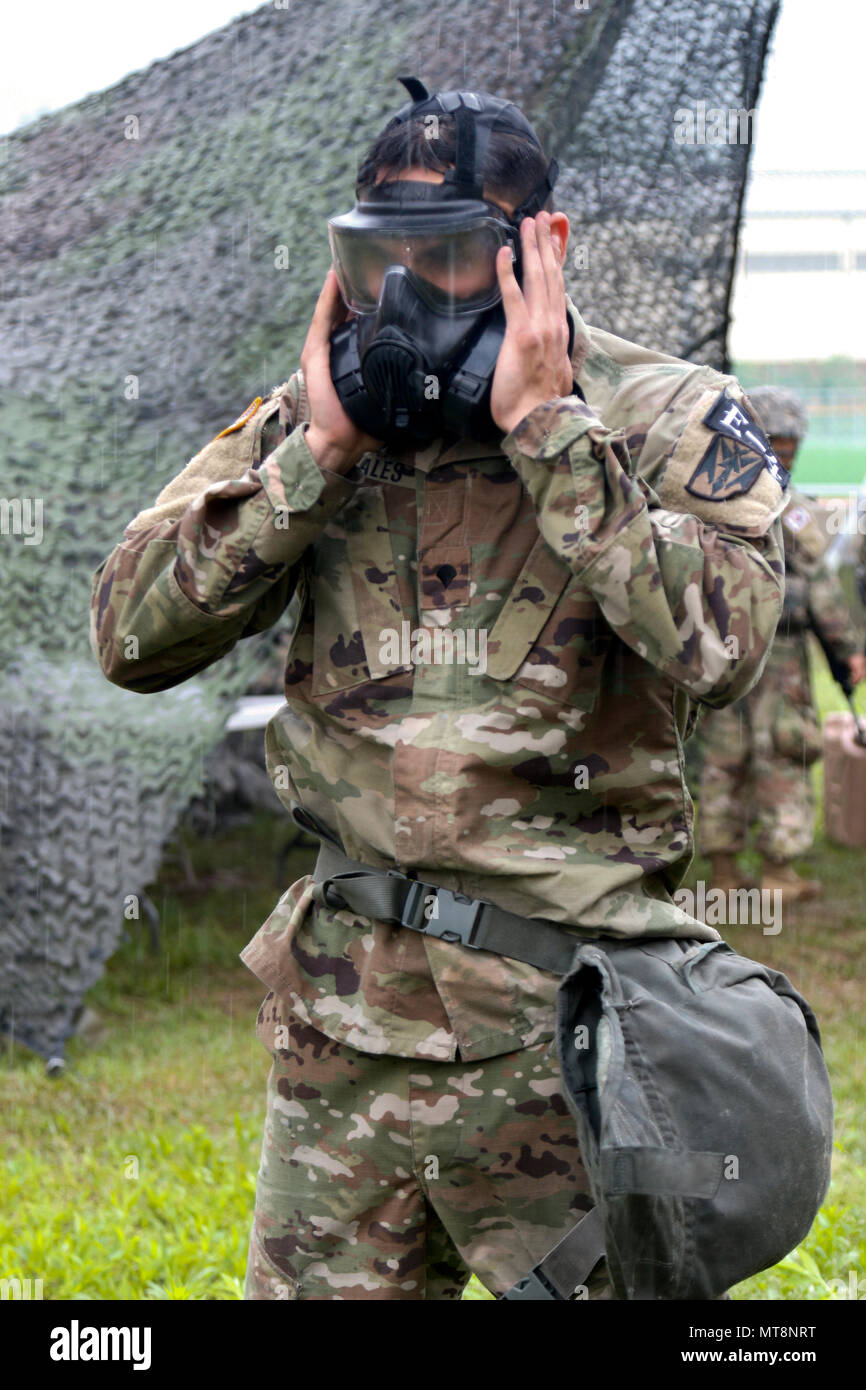 Spc. Xavier Morales, ein Albuquerque, NM native, 35th Air Defense Artillery Brigade zugeordnet, löscht seine schützende Maske während des Tages einsätzen Teil der Achten Armee 2018 besten Krieger Wettbewerb, im Camp Casey, der Republik Korea, 17. Mai statt. Die Achte Armee besten Krieger Wettbewerb wird gehalten, zu erkennen und die qualifiziertesten Junior wählen Sie Soldaten und nicht-Officer achte Armee bei der US-Army Pacific besten Krieger Konkurrenz an Schofield Barracks, HI darzustellen in Auftrag gegeben. Der Wettbewerb wird auch die Officer, Warrant Officer und koreanischen Augmentation t erkennen Stockfoto