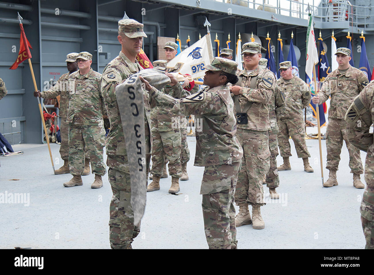 Oberstleutnant Lucas S. Hightower, Kommandant der 553Rd Combat Sustainment Support Battalion und Command Sgt. Maj Soldaten Antheena Felton, Senior Advisor der 553Rd CSSB, Fall die Farben des Bataillon während einer Übertragung der Autorität Zeremonie auf logistische Unterstützung Fahrzeug - 6 (LSV-6) "SPC. James A. Loux" an Kuwait Marinestützpunkt, am 17. April 2017. Die 553Rd CSSB, von Ft. Hood, Texas, wird von der 548th Cssb von Ft ersetzt. Drum, N.Y. Stockfoto