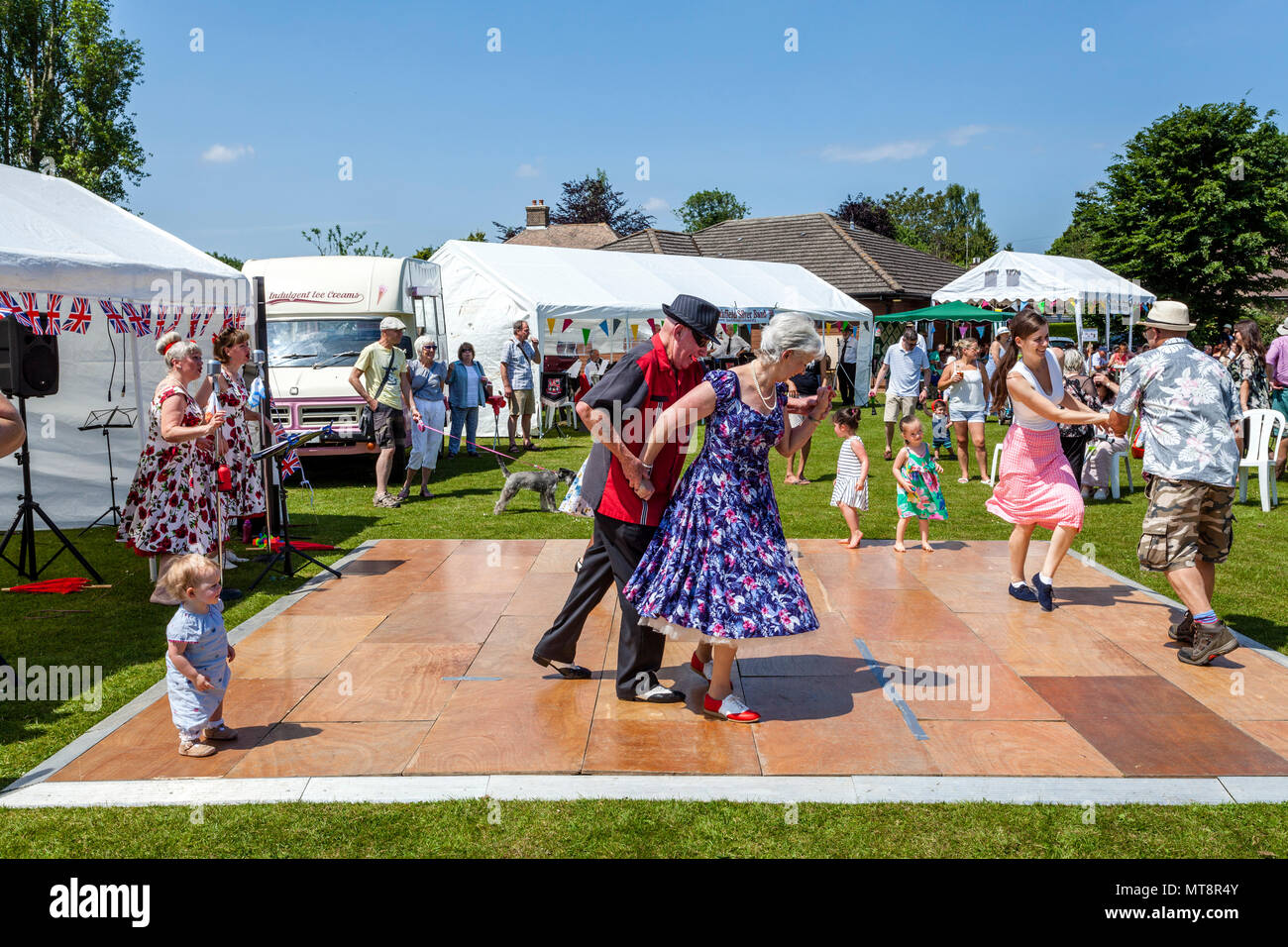 Maresfield, Sussex, UK. 28. Mai 2018. PJ's Dance Club durchführen bei der jährlichen Maresfield Fete an einem heißen Feiertag Montag. Credit: Grant Rooney/Alamy leben Nachrichten Stockfoto