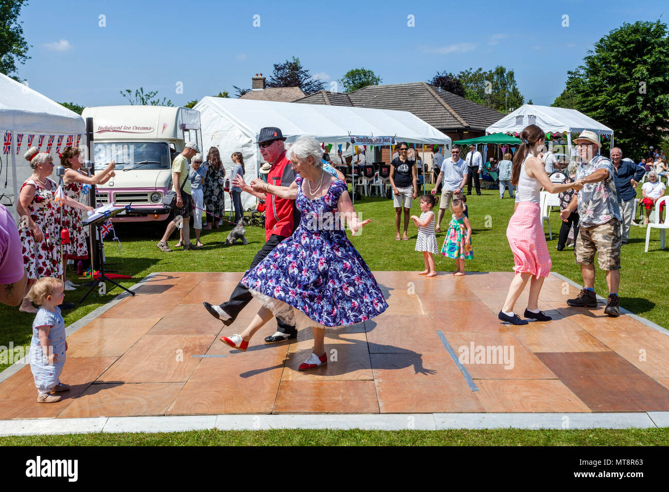 Maresfield, Sussex, UK. 28. Mai 2018. PJ's Dance Club durchführen bei der jährlichen Maresfield Fete an einem heißen Feiertag Montag. Credit: Grant Rooney/Alamy leben Nachrichten Stockfoto