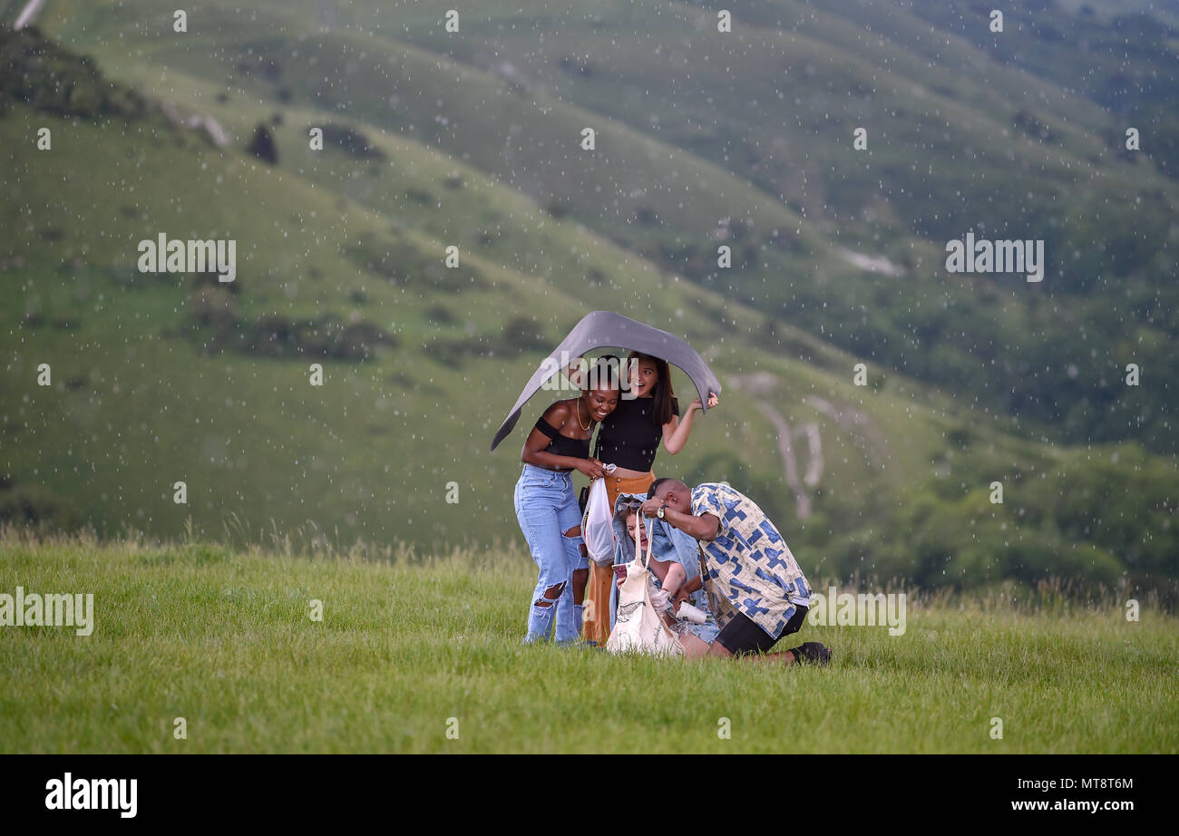 Brighton UK 28 Mai 2018 - Besucher haben Dash für es wie ein Gewitter mit starkem Regen über die berühmte Schönheit Punkt von Teufeln Damm auf der South Downs Nördlich von Brighton während der Feiertag heute: Simon Dack/Alamy Leben Nachrichten machen Stockfoto