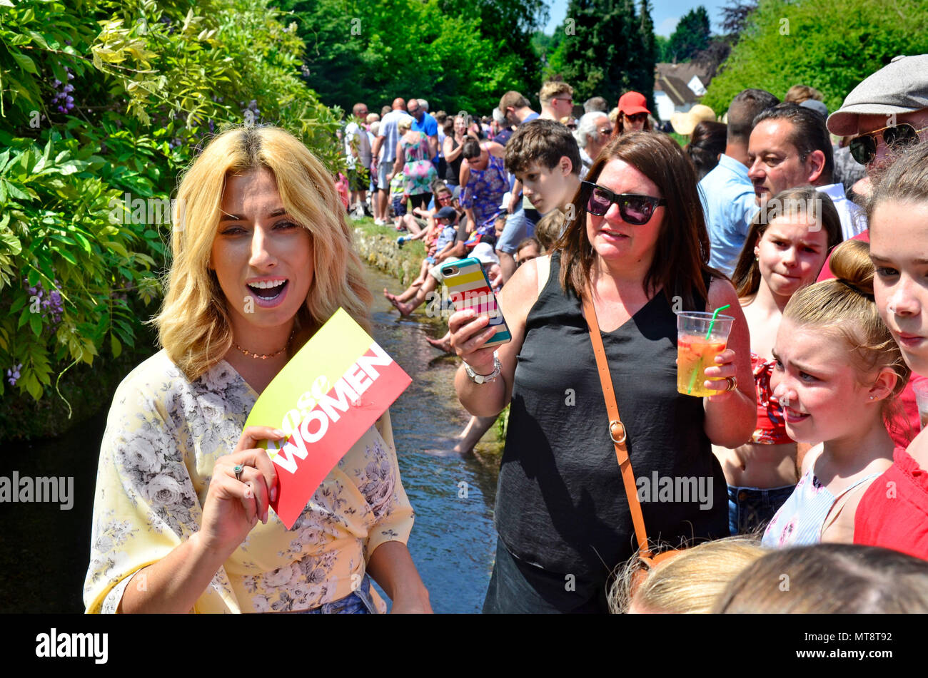 Lose Dorf, UK. 28. Mai 2018. Lose Dorf, Kent, Stacey Solomon (Sänger und Moderator des ITV-Lose Frauen) beginnt der erste von vielen heizt bei der jährlichen May Bank Holiday Duck Race. Die berühmte Ente Rennen, die durch die Lose (Reime mit 'Alkohol') Ausstattung Verein organisiert, findet jeden May Bank Holiday auf dem Stream durch die Mitte der losen Dorf in der Nähe von Maidstone. Credit: PjrFoto/Alamy leben Nachrichten Stockfoto