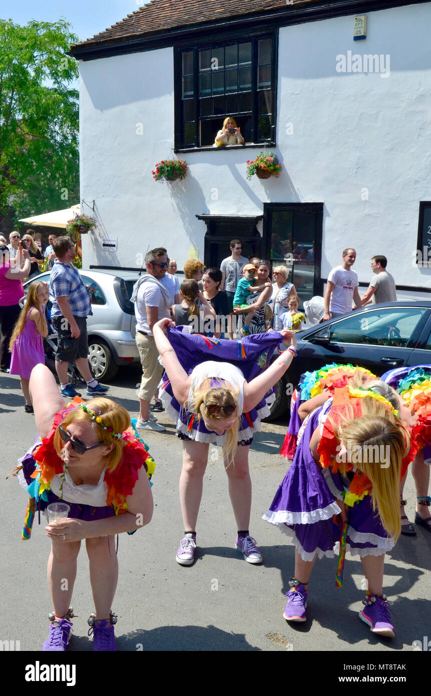 Lose Dorf, UK. 28. Mai 2018. Lose Dorf, Kent, Stacey Solomon (Sänger und Moderator des ITV-Lose Frauen) beginnt der erste von vielen heizt bei der jährlichen May Bank Holiday Duck Race. Die berühmte Ente Rennen, die durch die Lose (Reime mit 'Alkohol') Ausstattung Verein organisiert, findet jeden May Bank Holiday auf dem Stream durch die Mitte der losen Dorf in der Nähe von Maidstone. Lokale Morris Dancers geben ihre traditionelle Willkommen wie sie Filme aus dem pub Fenster Credit: PjrFoto/Alamy leben Nachrichten Stockfoto