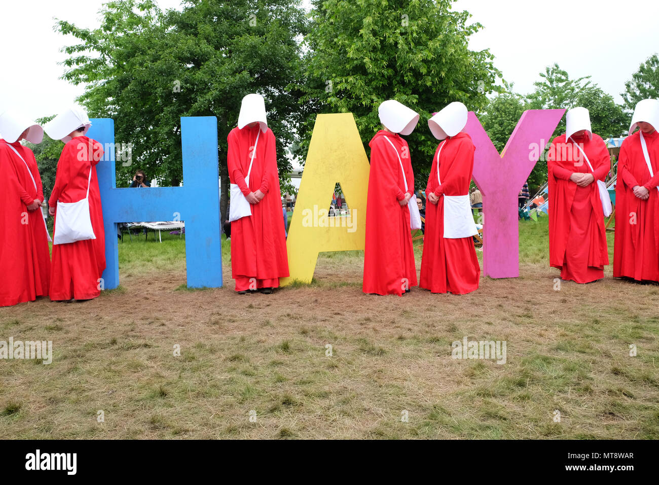 Hay Festival, Heu auf Wye, UK - Montag, den 28. Mai 2018 - Die Kongregation an Heu - Mägde zu Escort Thema Margaret Atwood zum Stadium in der Hay Festival kommen die Mägde Märchen - Foto Steven Mai/Alamy Leben Nachrichten zu diskutieren Stockfoto