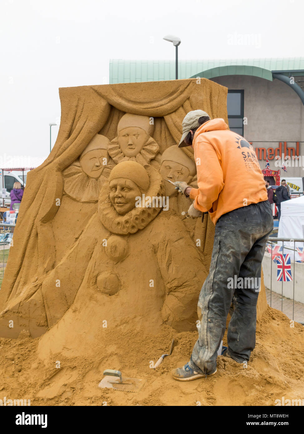 Redcar Cleveland UK vom 28. Mai 2018 Die Küstenstadt Redcar auf der Yorkshire Küste ist zum Gedenken an die Ereignisse von 1918. Mit dem Bau von sandskulpturen von einem internationalen Team von Spezialisten die an Begebenheiten und von der örtlichen Bevölkerung während des Ersten Weltkrieges. Diese Skulptur erinnert an Billy Scarrow, der in den Schützengräben gekämpft wie ein Jugendlicher, überlebte aber in Filmen zu arbeiten und später bildeten eine Pierrot Show namens gemütliche Ecke Animateure in Redcar Credit: Peter Jordan NE/Alamy leben Nachrichten Stockfoto