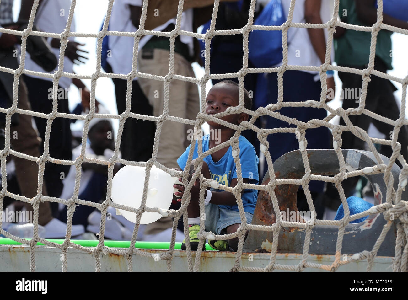 Palermo, die Stufen der ausschiffung von 600 Migranten in den Hafen von Palermo von der spanischen Schiff Numancia. 28.05.2018, Palermo, Italien Stockfoto