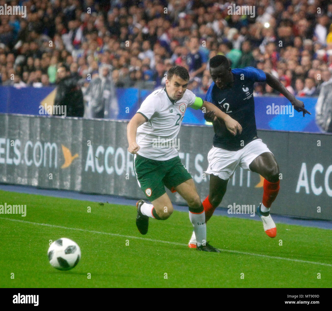 Stade de France, Paris, Frankreich. 28 Mai, 2018. Internationaler Fußball-freundlich, Frankreich gegen Republik Irland; Benjamin Mendy (Frankreich) sucht nach einem Weg, Vergangenheit Seamus Coleman (Republik Irland) Credit: Aktion plus Sport/Alamy leben Nachrichten Stockfoto