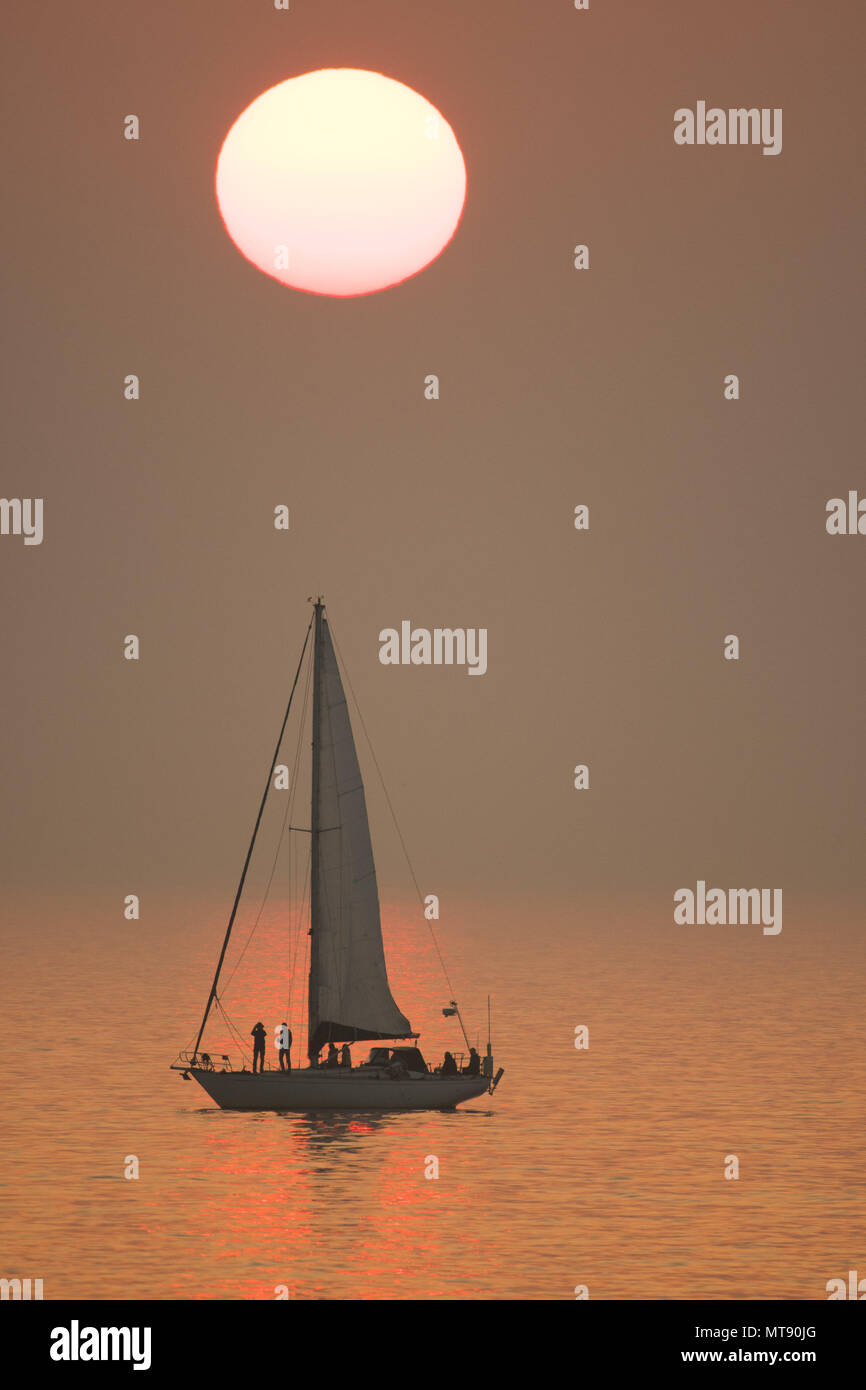 Aberystwyth Wales UK Bank Holiday Montag, 28. Mai 2018 UK Wetter: Die Bank Holiday Montag kommt zu einem Ende mit einem spektakulären orange Sonnenuntergang über einer Yacht schwimmt auf dem ruhigen Wasser der Cardigan Bay, direkt an der Strand in Aberystwyth an der Westküste von Wales Foto © Keith Morris/Alamy leben Nachrichten Stockfoto